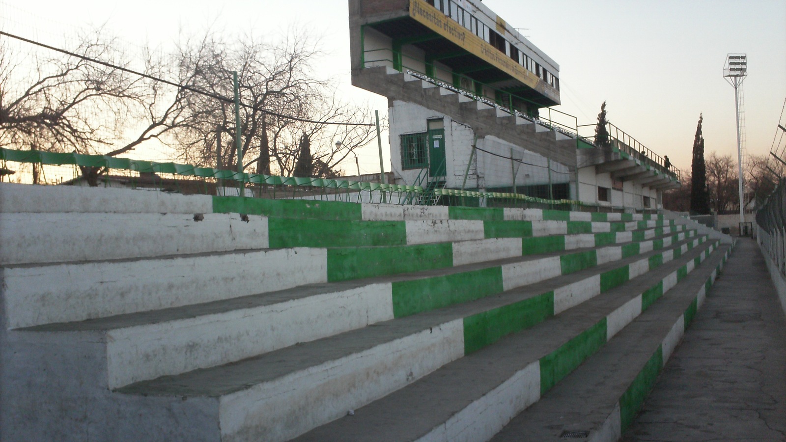 Platea y centro de medios del estadio El Serpentario de Sportivo Desamparados en una fotografía de archivo de 2011; no corresponde al partido del 18 de octubre de 2026.