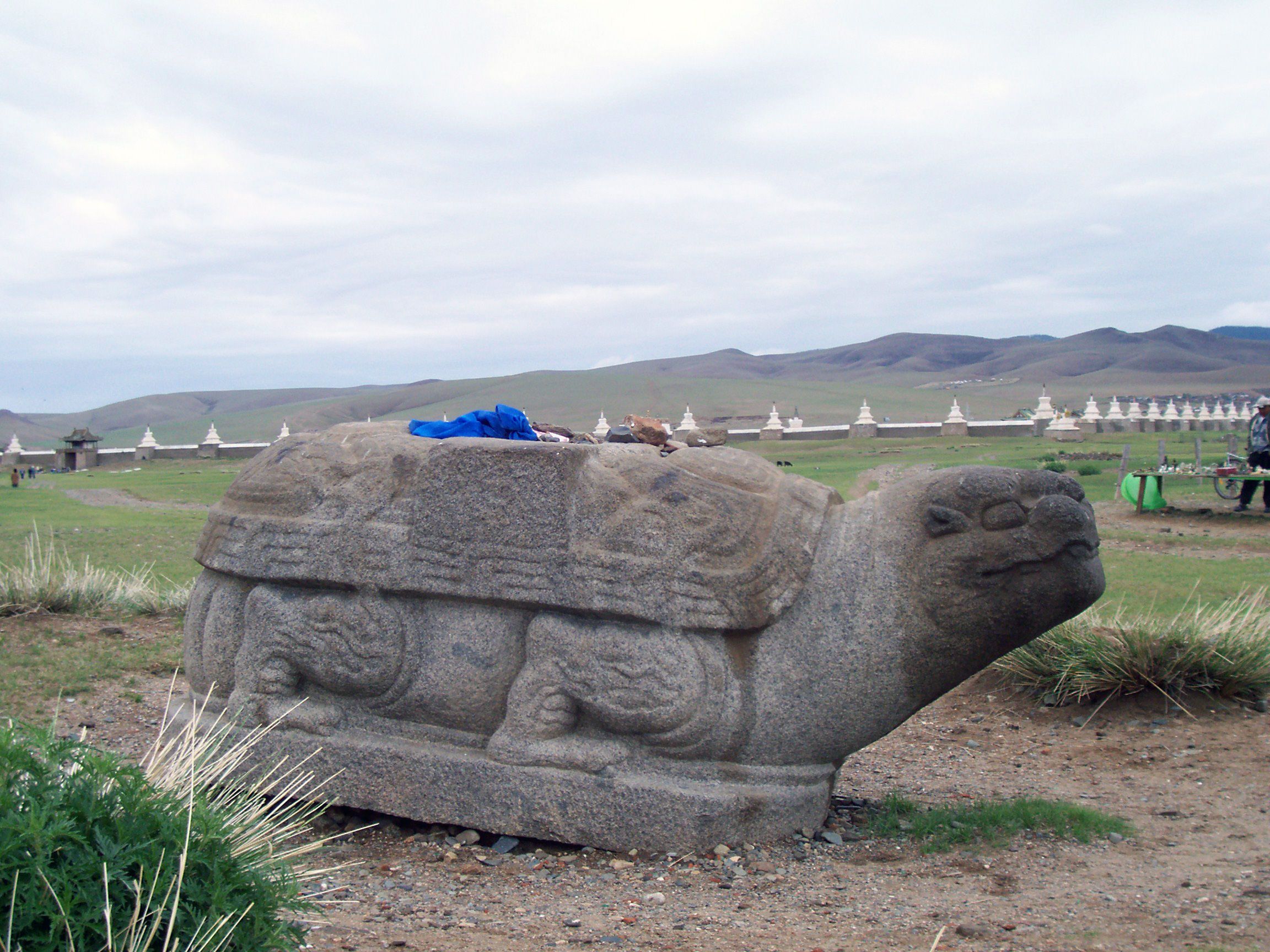 Tortuga de piedra de Karakorum junto al monasterio Erdene Zuu, Mongolia. Fotografía de archivo publicada en 2014; no muestra el montaje de Berlín ni la réplica exhibida allí.