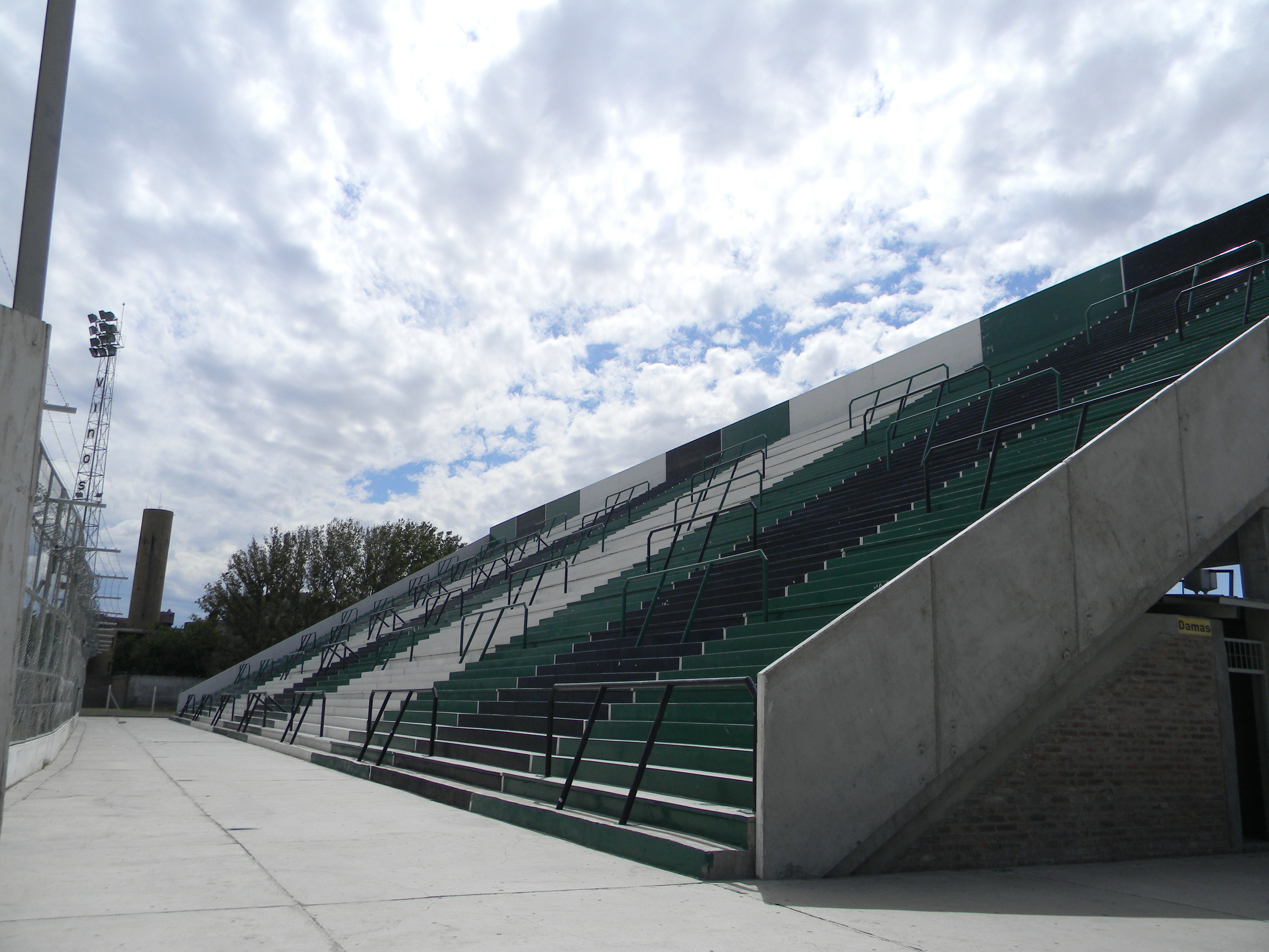 Archivo del 9 de febrero de 2011: tribuna Popular Norte del estadio Hilario Sánchez, de San Martín de San Juan. No muestra a Jorge Miadosqui ni la conferencia de octubre de 2026.