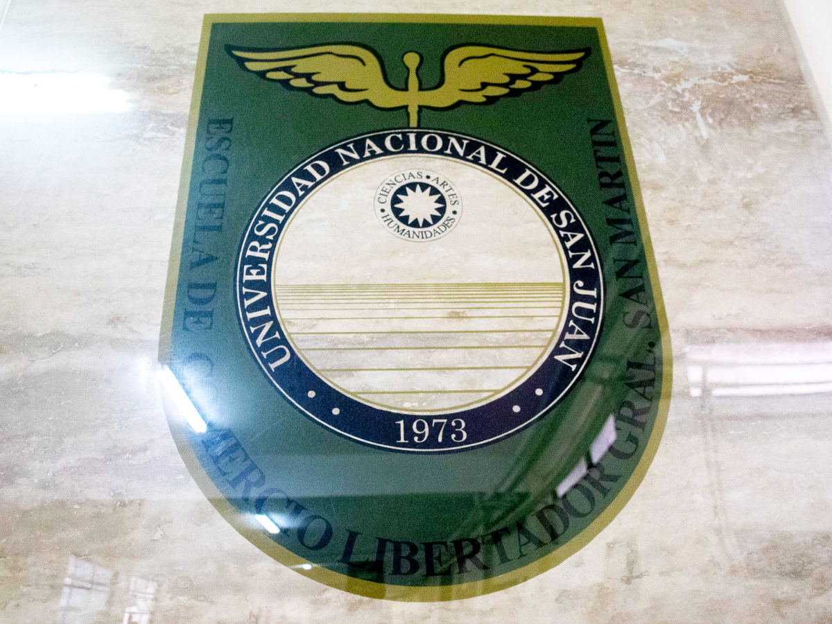Fotografía del emblema de la Escuela de Comercio Libertador General San Martín, publicado por la UNSJ junto al llamado a concurso.
