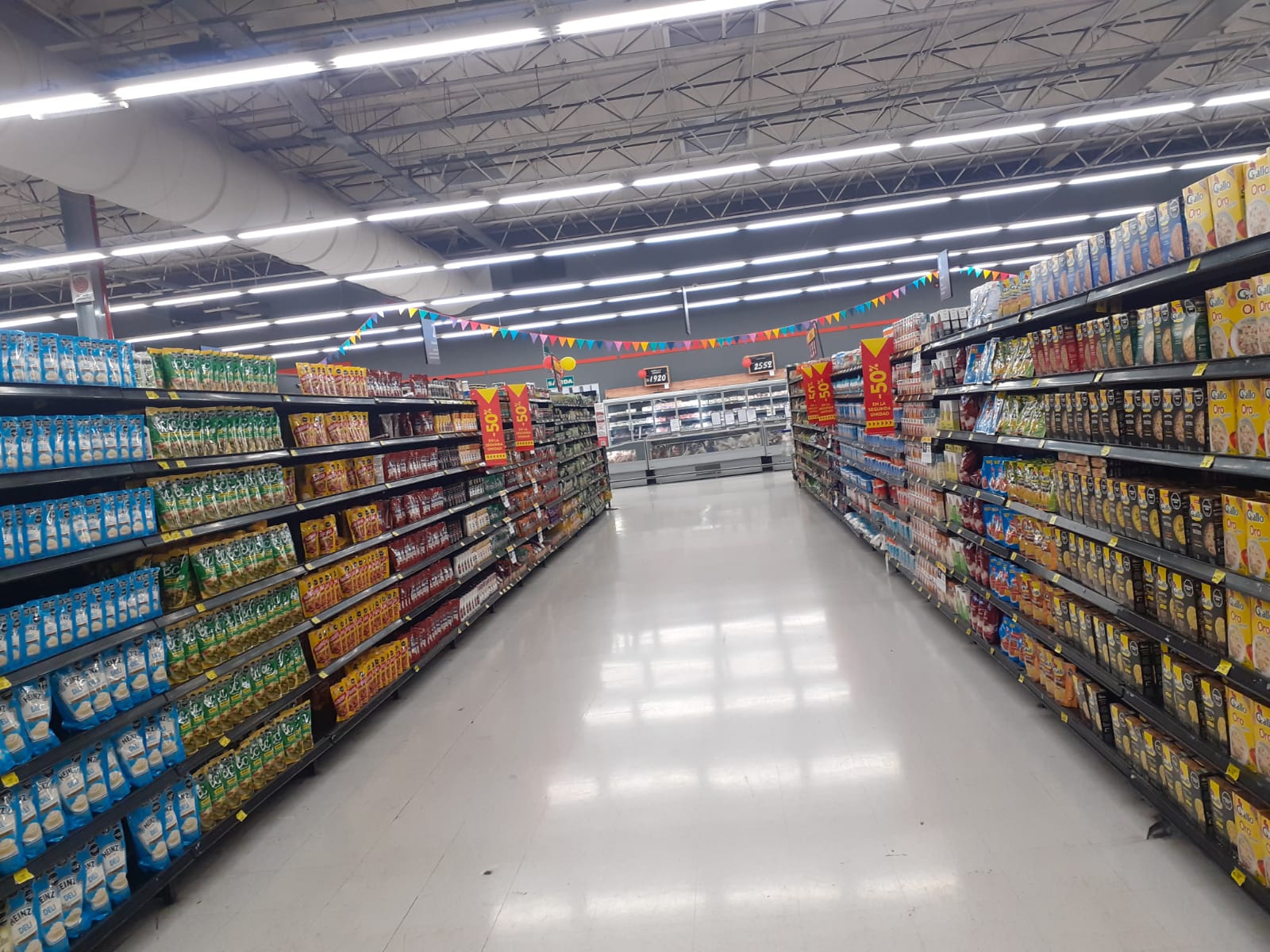 Pasillo de un supermercado argentino, fotografiado el 19 de marzo de 2024. Imagen de archivo ilustrativa; no corresponde a septiembre de 2026.