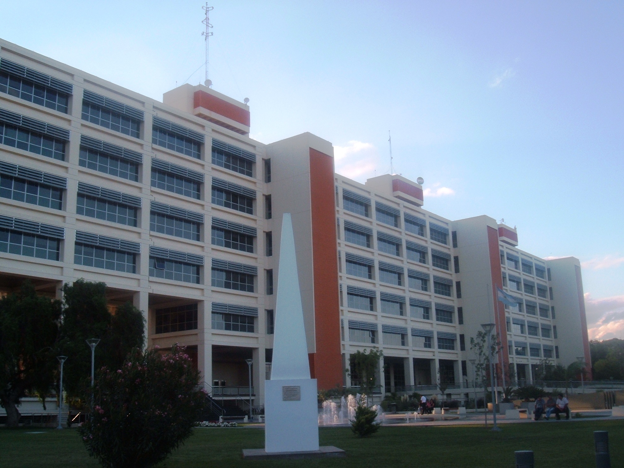Exterior del Centro Cívico de San Juan, sede anunciada para INSEGMIN 2026; fotografía de archivo de 2010.