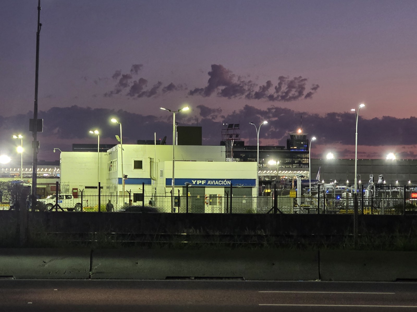 Instalaciones de YPF Aviación en el Aeroparque Jorge Newbery, Buenos Aires, al amanecer. Archivo del 16 de marzo de 2026; imagen contextual del negocio de combustible aéreo.