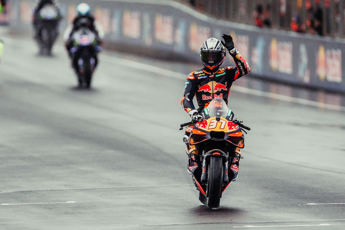 Pedro Acosta saluda al público durante el recorrido protocolar sobre la pista mojada de Phillip Island, el domingo 25 de octubre de 2026, tras la cancelación del Gran Premio.