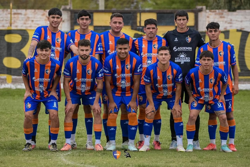 Formación de Atlético Minero con su camiseta naranja y azul. Retrato de equipo difundido por Diario de Cuyo; no se presenta como imagen de la semifinal del 24 de octubre.