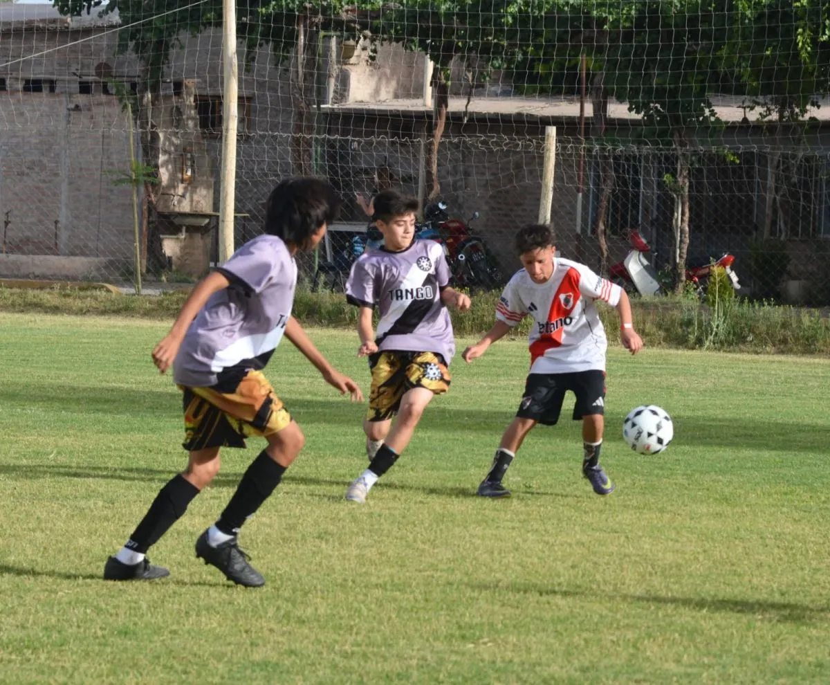 Jugadores infantiles participan de una actividad de fútbol; imagen de archivo.