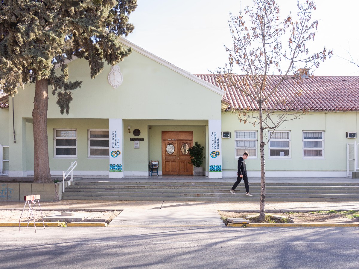 Fachada del Colegio Central Universitario Mariano Moreno de la UNSJ, uno de los institutos preuniversitarios comprendidos en la Junta de Clasificación Docente. Fotografía de archivo publicada en abril de 2026; no muestra el acto electoral de noviembre.