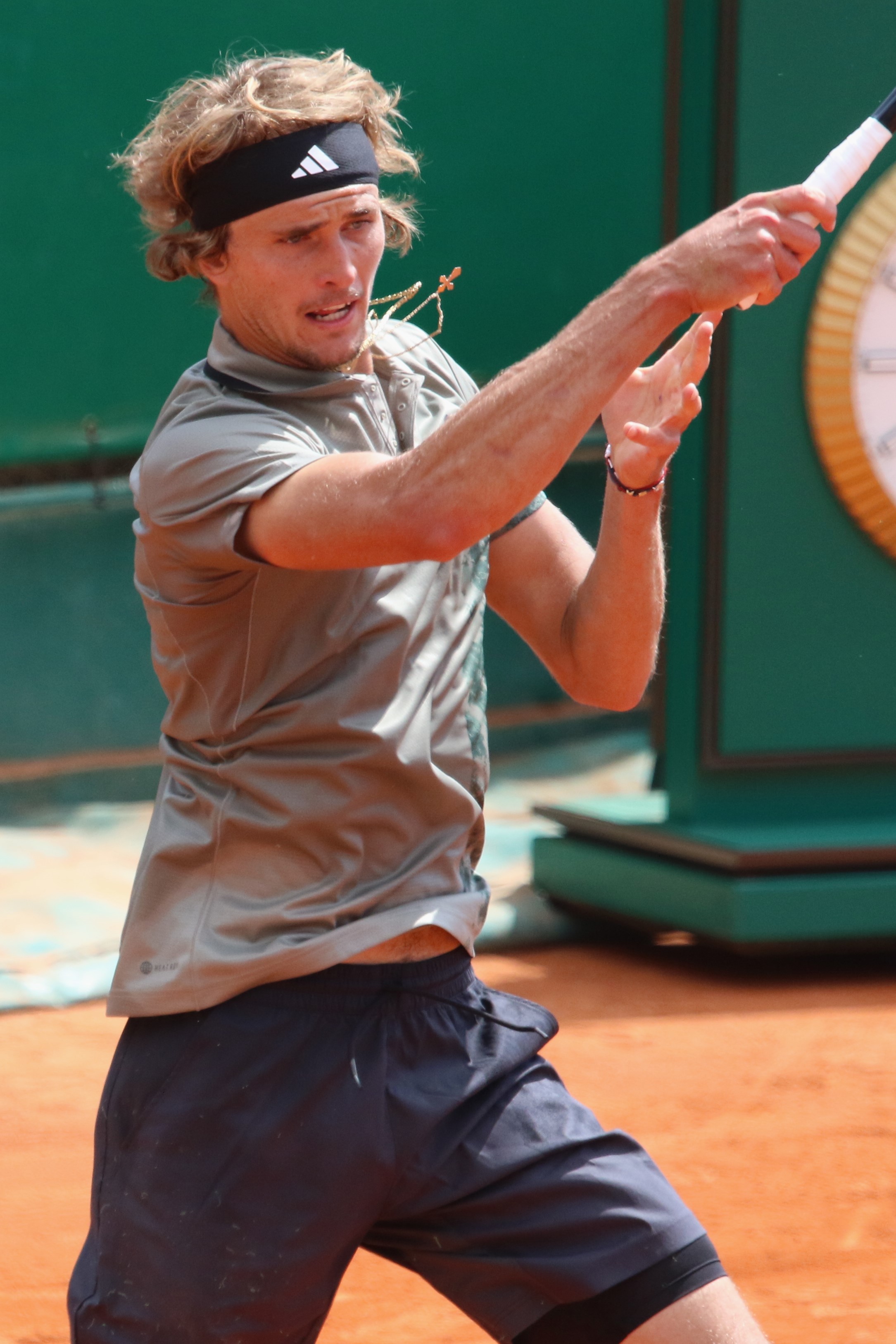 Fotografía de archivo: Alexander Zverev ejecuta un revés en el Masters de Montecarlo, el 12 de abril de 2023.