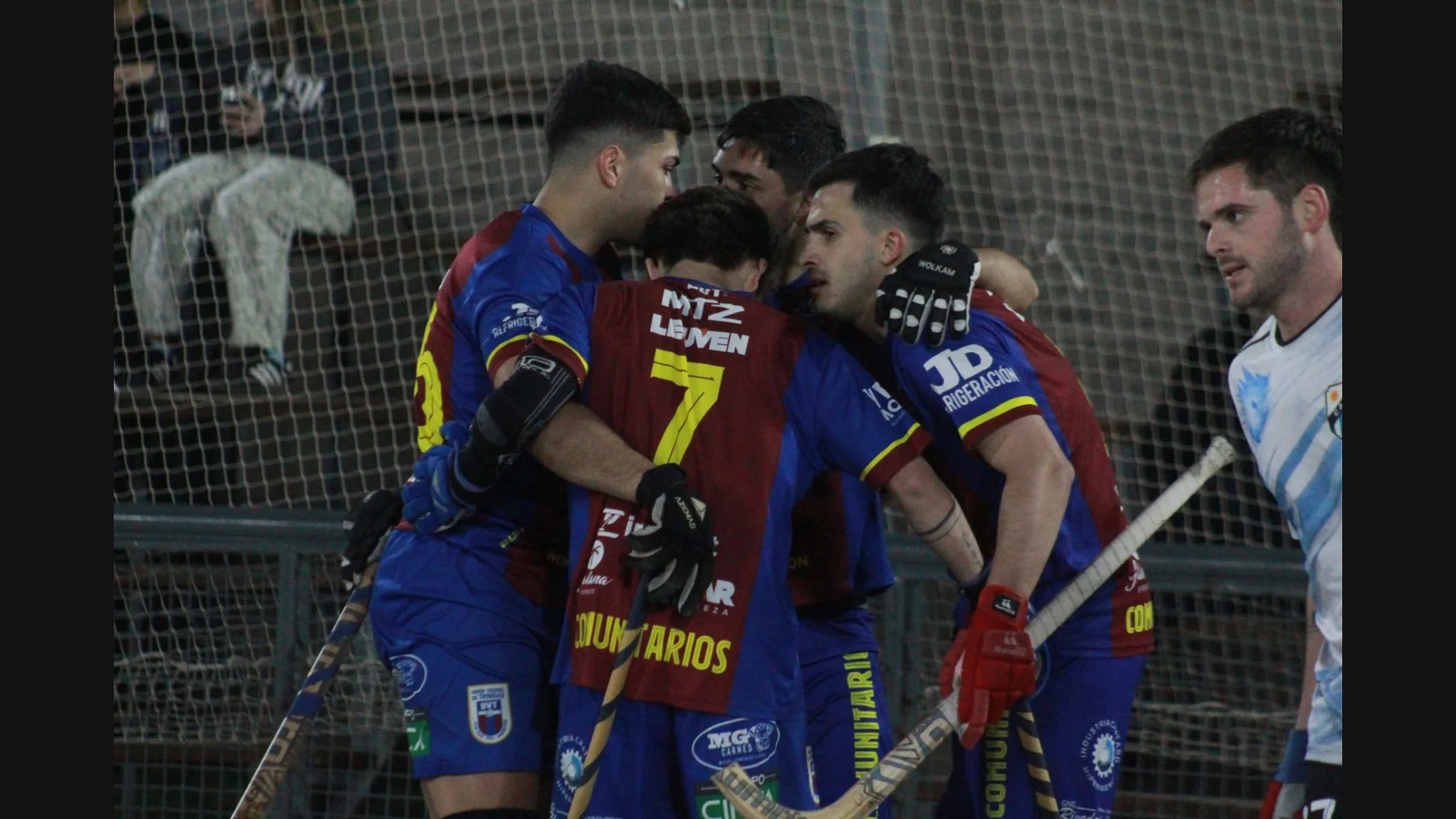 Jugadores de UVT durante un festejo en una cancha de hockey sobre patines. Imagen de archivo difundida por eNoticias; fecha del registro no informada.