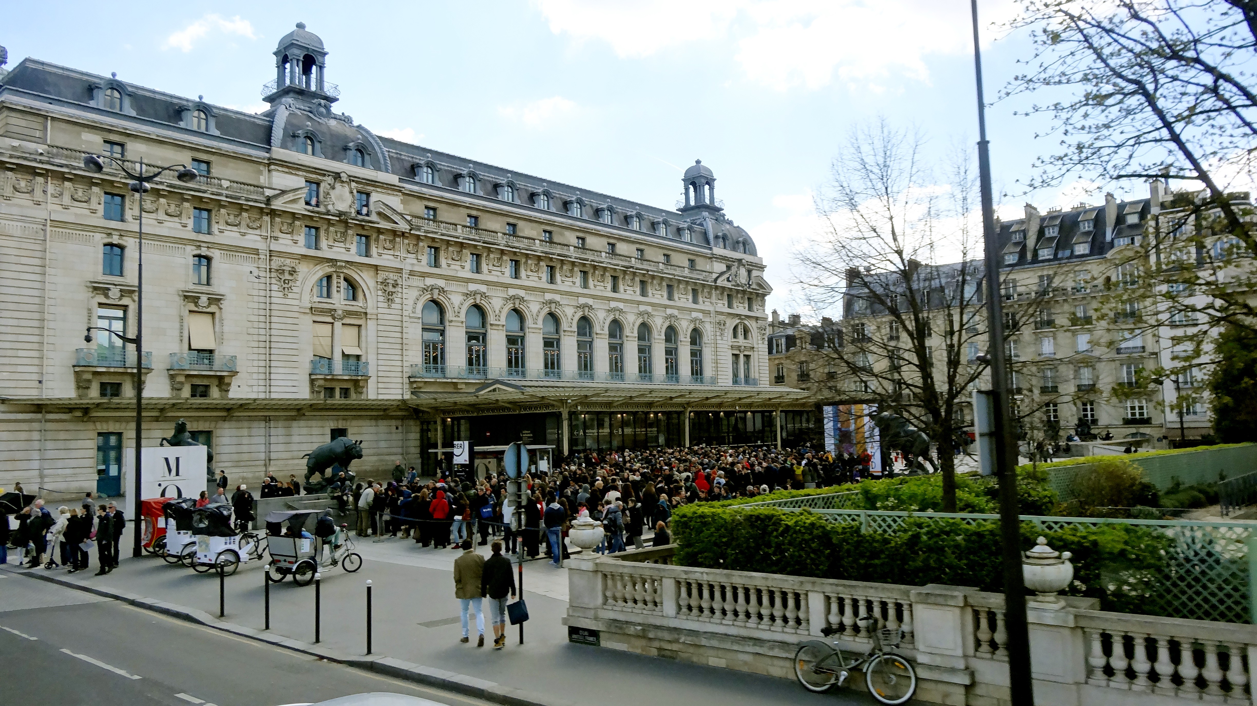 Acceso del Museo de Orsay, en París, fotografiado el 5 de abril de 2015. Archivo: no muestra la exposición de Jenny Holzer ni la inauguración de octubre de 2026.