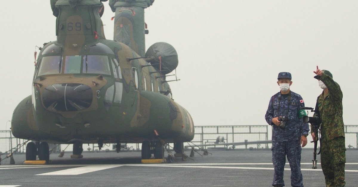 Integrantes de las Fuerzas de Autodefensa de Japón junto a un helicóptero en el JS Kunisaki; archivo de un ejercicio en Indonesia.