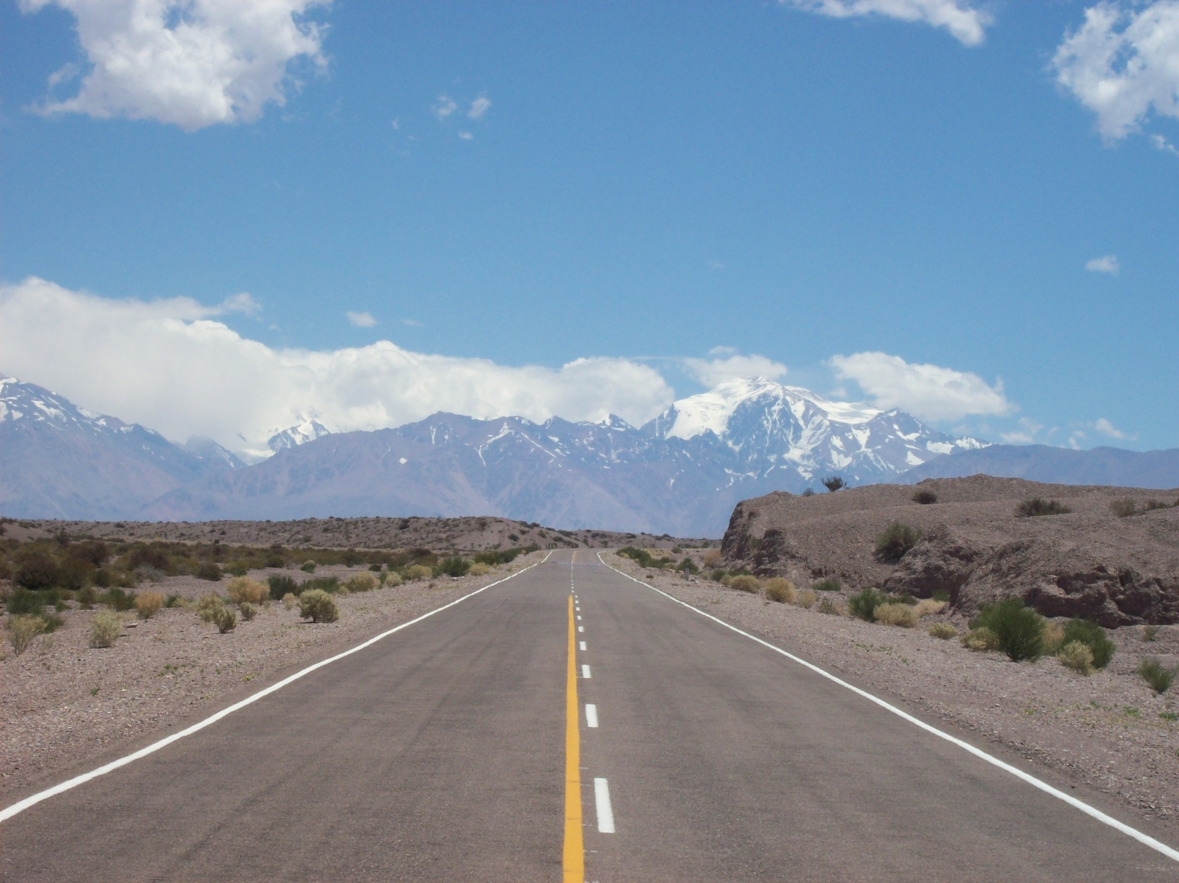 Ruta Nacional 149 entre Calingasta y Barreal, con la cordillera al fondo. Fotografía de archivo del 5 de enero de 2009; no muestra el estado de la calzada del 12 de octubre de 2026.