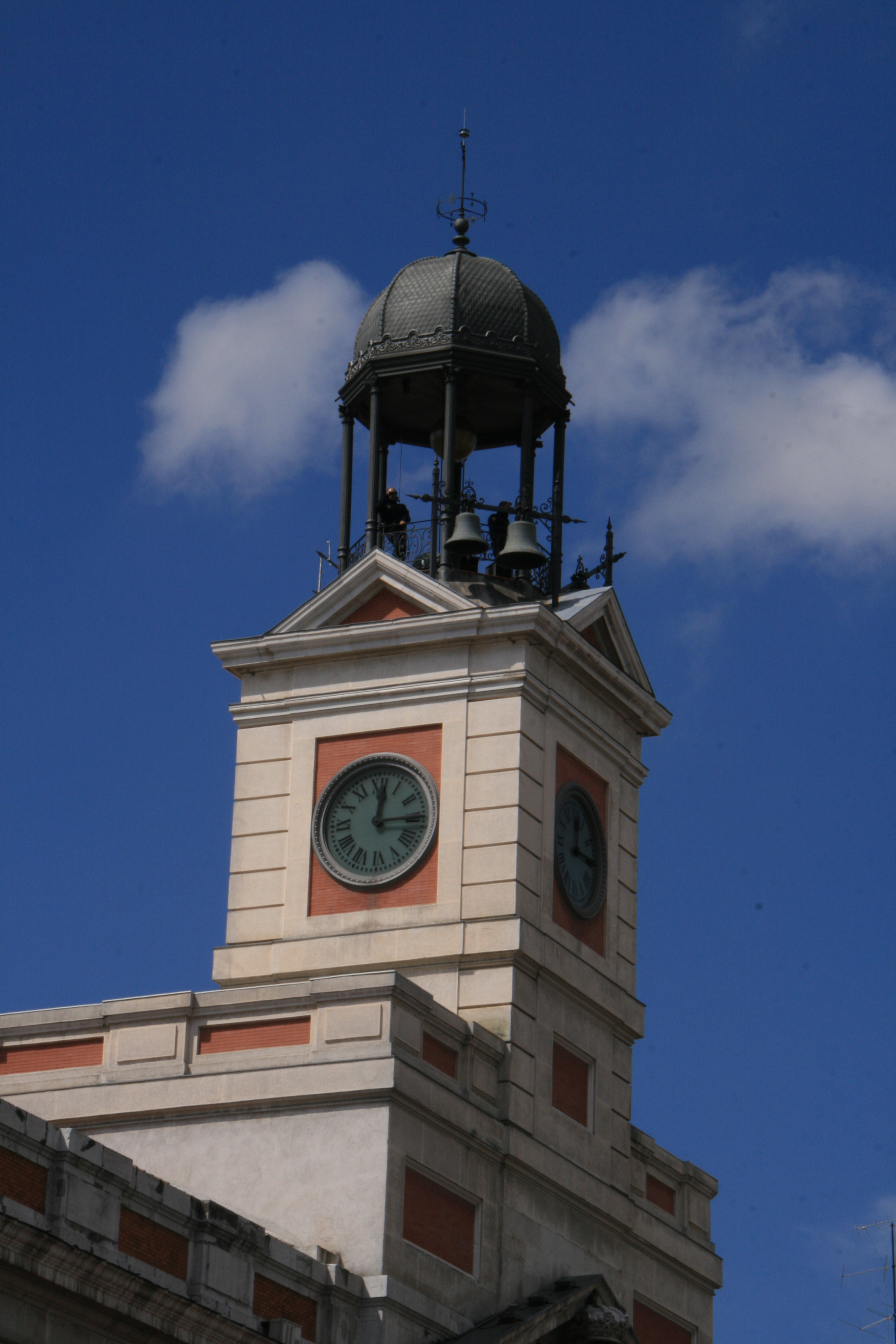 Torre del reloj de la Puerta del Sol, Madrid. Fotografía de archivo tomada el 2 de mayo de 2012, no corresponde al cambio horario de 2026.