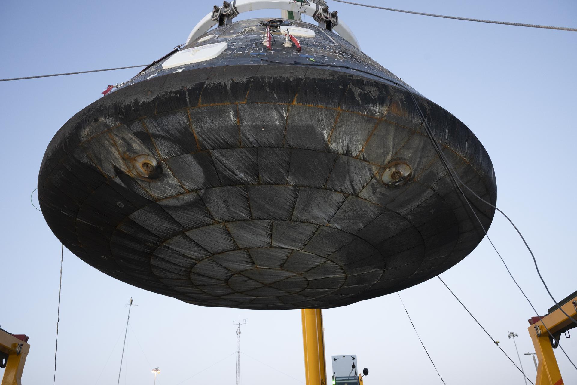 La cápsula Orion de Artemis II, elevada en San Diego el 18 de abril de 2026, muestra la superficie de su escudo térmico después del vuelo.