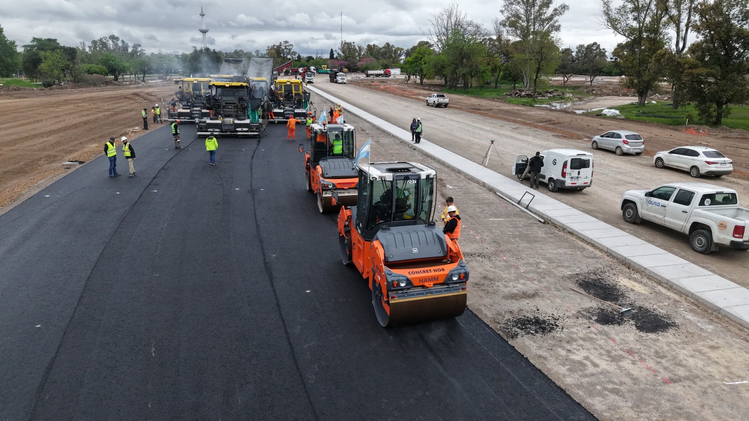 Maquinaria de pavimentación y operarios durante las pruebas de asfalto del Autódromo Oscar y Juan Gálvez, difundidas por la Ciudad el 14 de octubre de 2026.