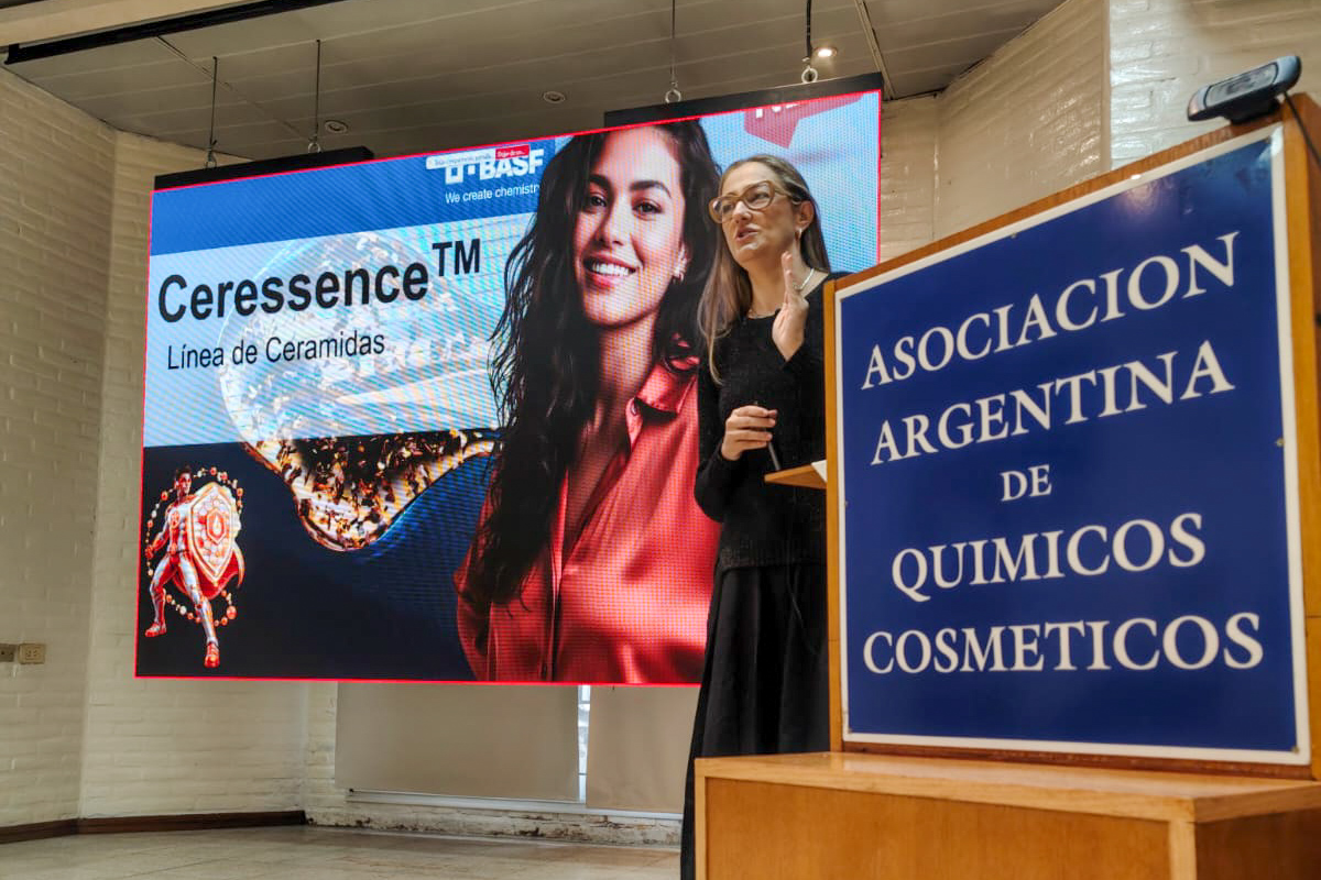 Una expositora durante la jornada de la Asociación Argentina de Químicos Cosméticos y BASF, con la presentación de Ceressence en la pantalla. Fotografía difundida con el comunicado de octubre de 2026.