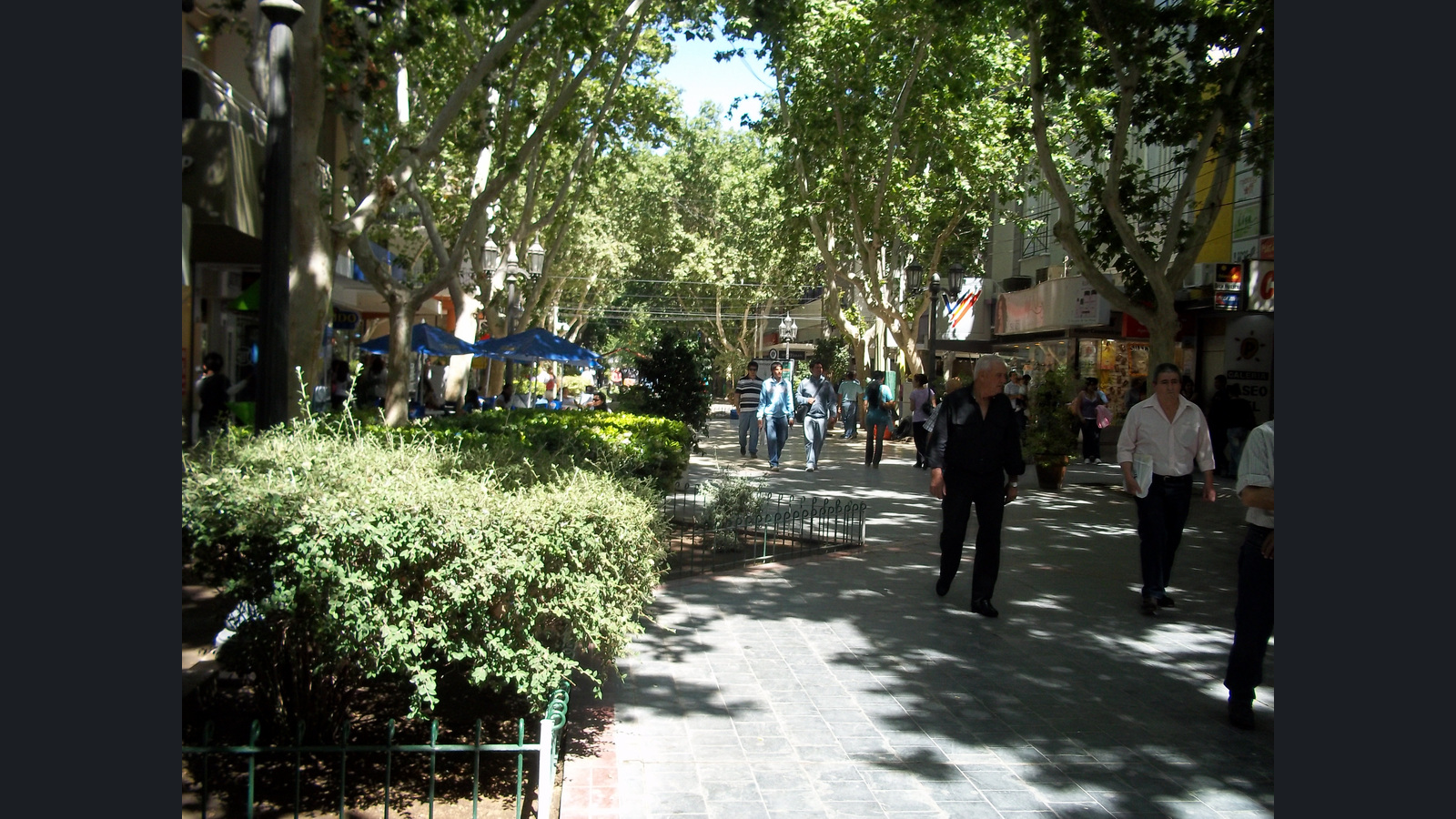Peatonal Rivadavia, en el centro comercial de la ciudad de San Juan. Fotografía de archivo del 1 de noviembre de 2010; no muestra compras ni promociones de octubre de 2026. Presentación 16:9 con fotografía completa y márgenes neutros.