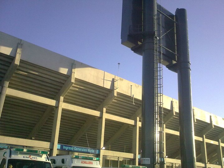 Exterior de la tribuna norte del Estadio San Juan del Bicentenario, en Pocito, con la estructura de la pantalla LED. Archivo del 12 de septiembre de 2013; no corresponde al encuentro entre Unión y Palmira.