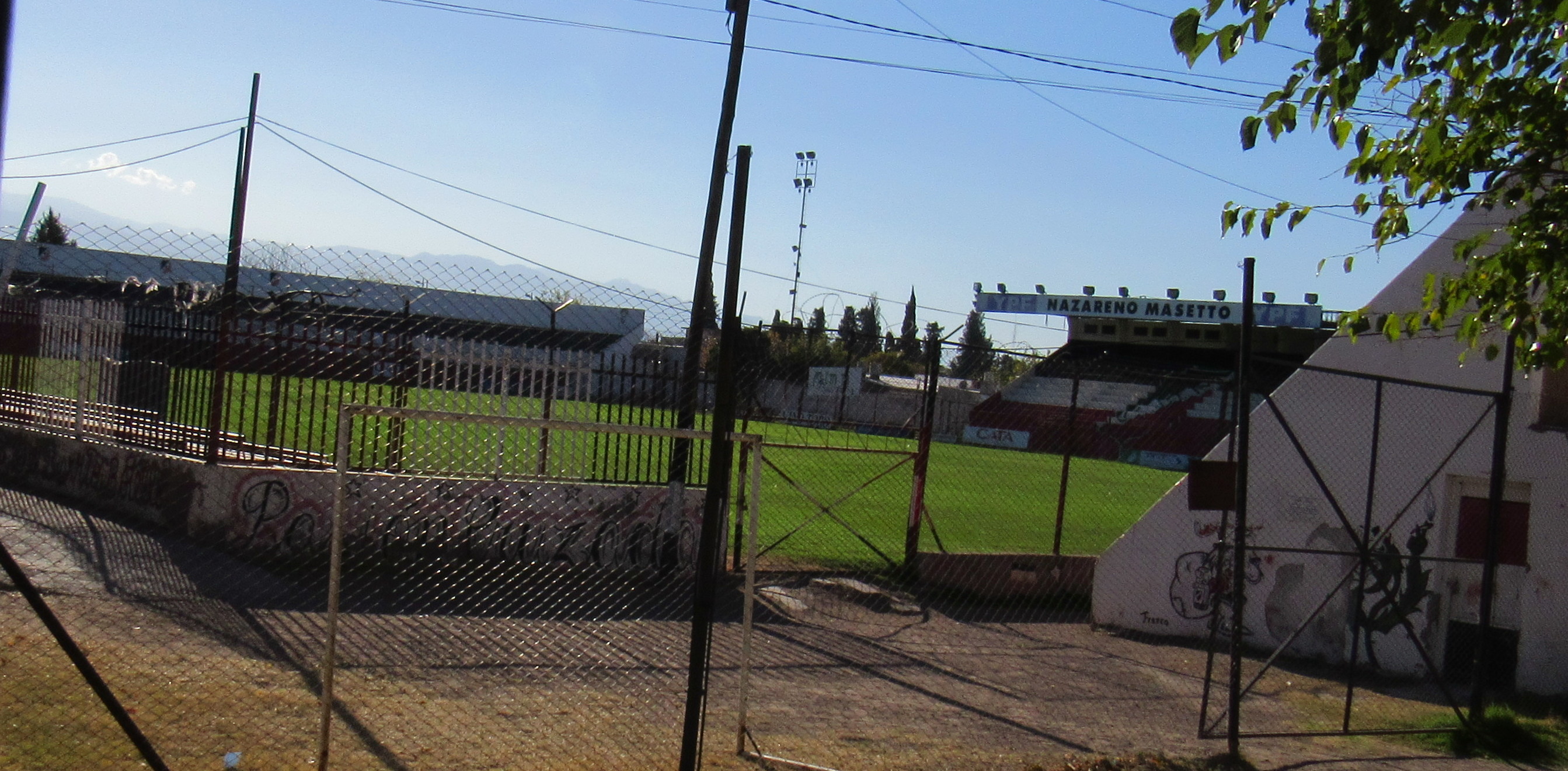 Vista histórica de la cancha y las tribunas del estadio Omar Higinio Sperdutti, de Deportivo Maipú, Mendoza, tomada el 20 de abril de 2018. No corresponde al encuentro entre Maipú y San Martín de octubre de 2026.