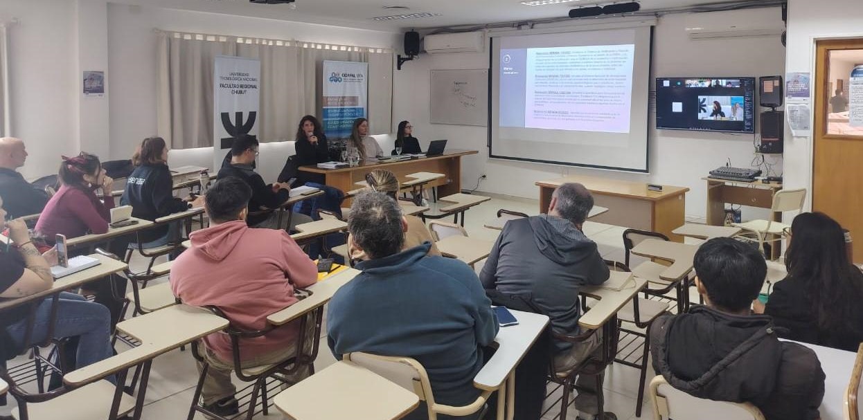 Capacitación de Senasa y UTN en Puerto Madryn, difundida el 22/10/2026. Participantes y expositoras en el aula; fecha exacta de la toma no informada.