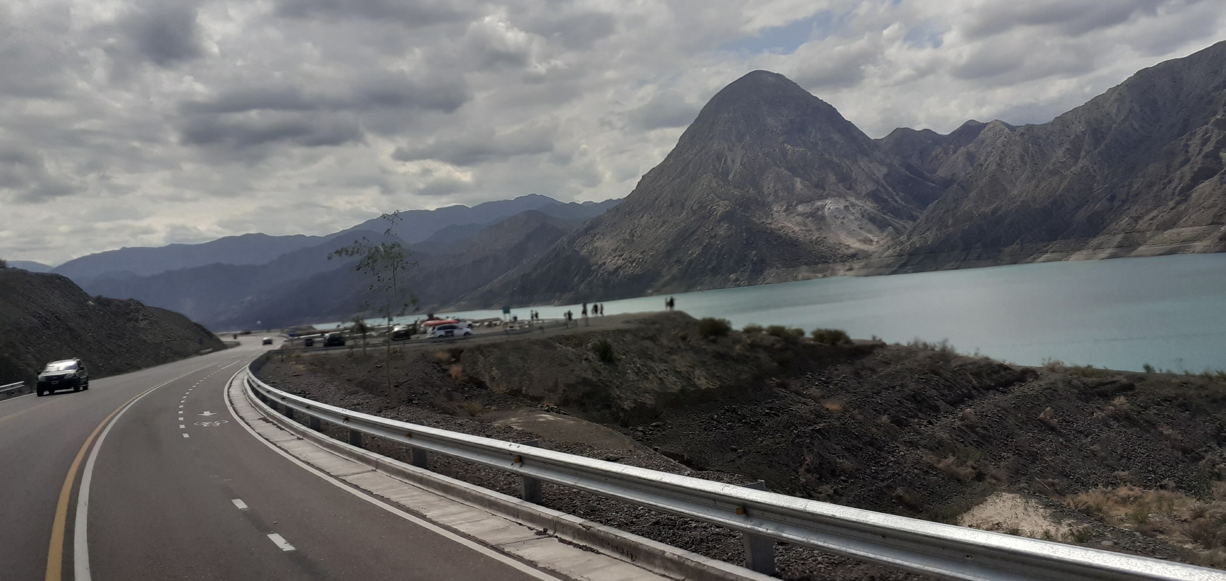 Archivo: embalse Punta Negra y ruta provincial 12, el 12 de enero de 2020. No representa el nivel de agua actual ni las condiciones meteorológicas de hoy.