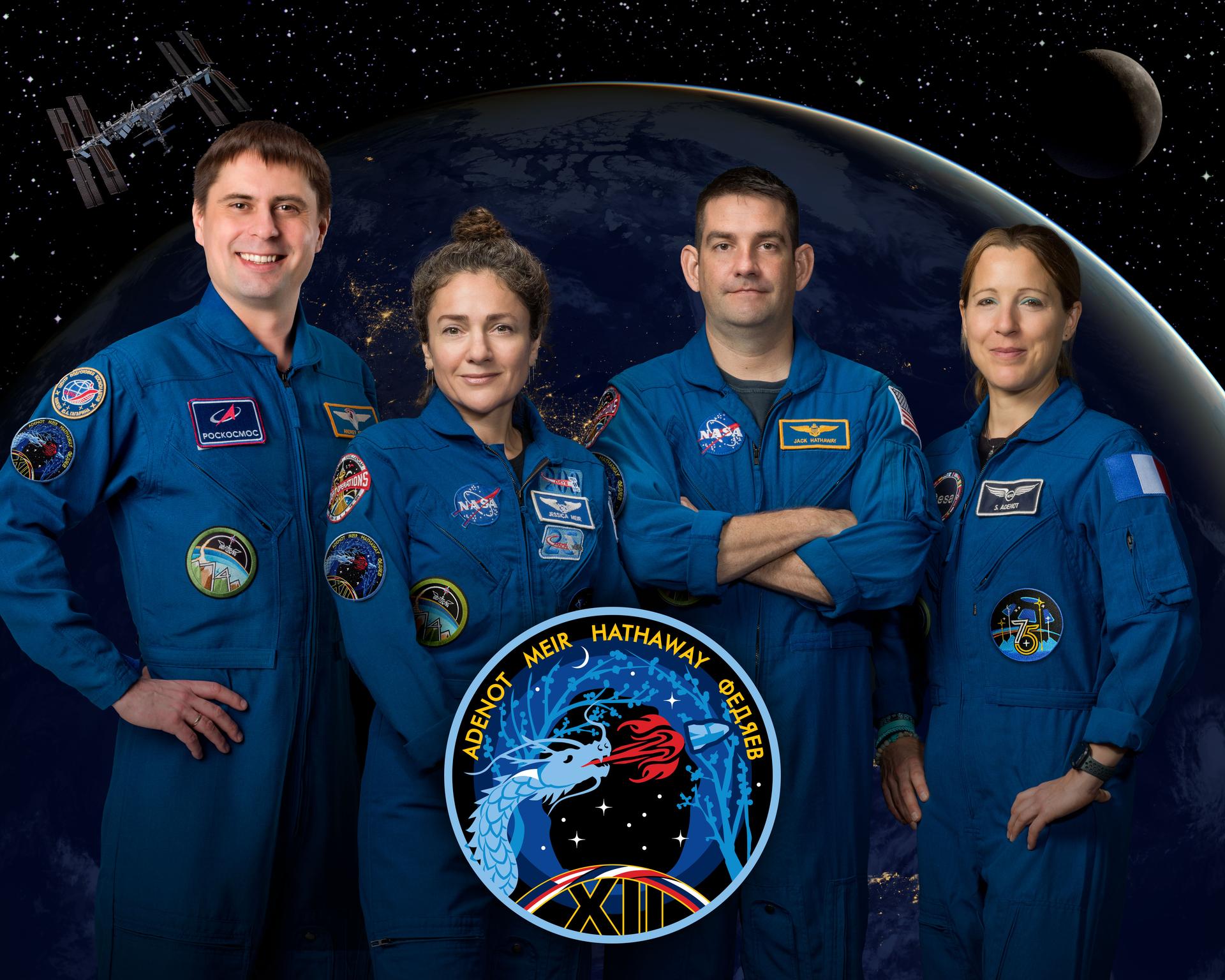 Retrato oficial de Crew-12: Andrey Fedyaev, Jessica Meir, Jack Hathaway y Sophie Adenot, de izquierda a derecha, ante un fondo gráfico espacial.