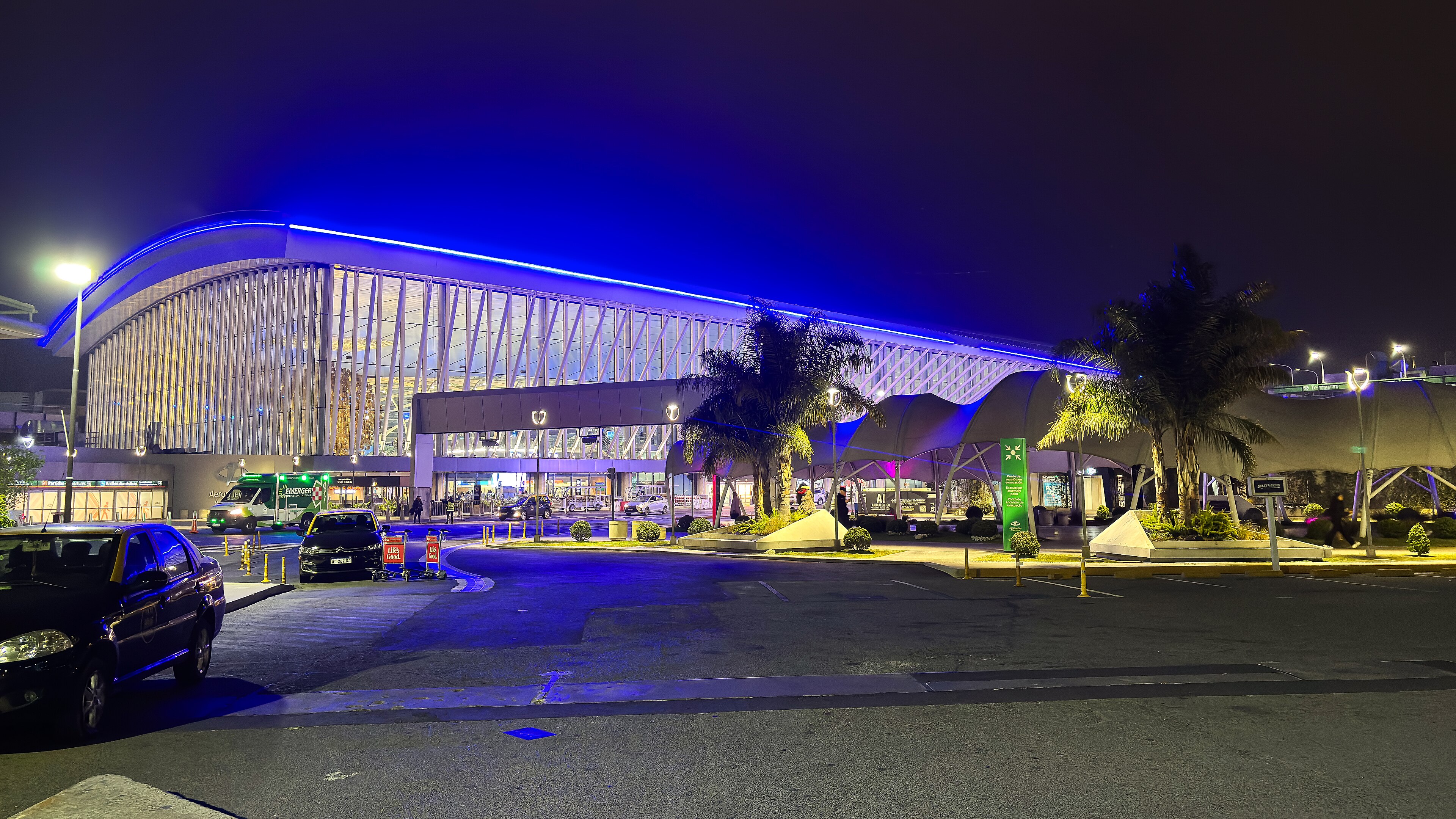 Terminal del Aeropuerto Internacional de Ezeiza iluminada de noche. Fotografía de archivo del 17 de agosto de 2025; no representa el movimiento de septiembre de 2026.