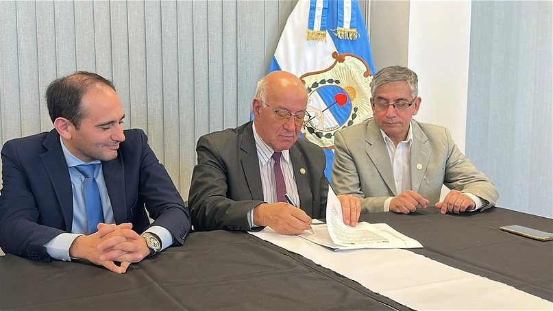 Autoridades de la UNSJ y EPSE durante la firma del acuerdo