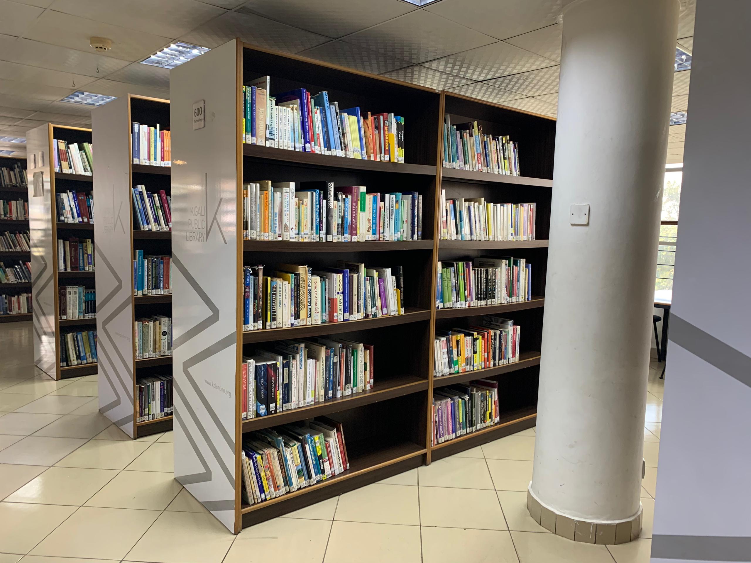 Estanterías de una biblioteca, fotografiadas en 2024. Imagen de archivo ilustrativa.
