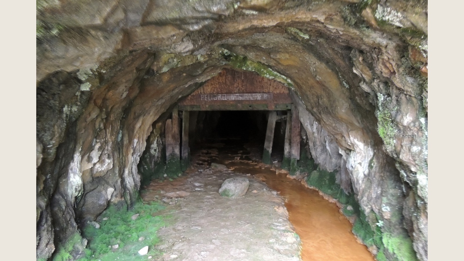 Entrada de la mina histórica de La Carolina, San Luis, fotografiada el 21 de abril de 2015. Archivo ilustrativo de la tradición minera provincial; no muestra La Toma, la reunión de octubre ni una explotación anunciada por el plan. Fotografía íntegra, reducida y con márgenes neutros a 16:9.