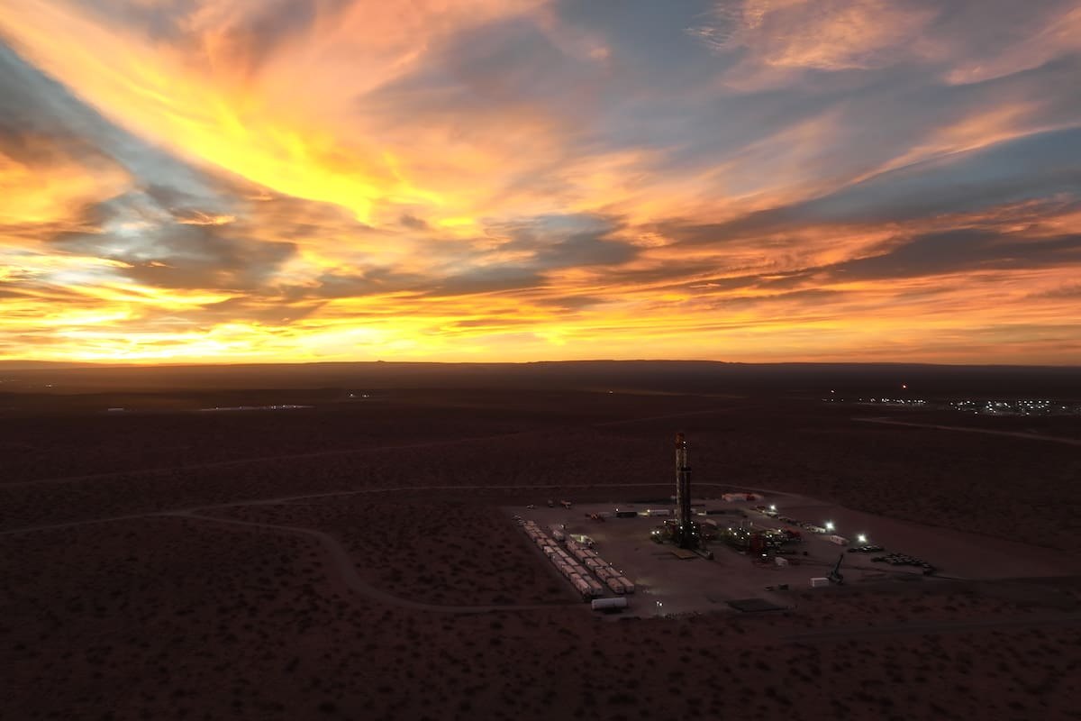 Paisaje e instalaciones del desarrollo hidrocarburífero mostrado por Pluspetrol.