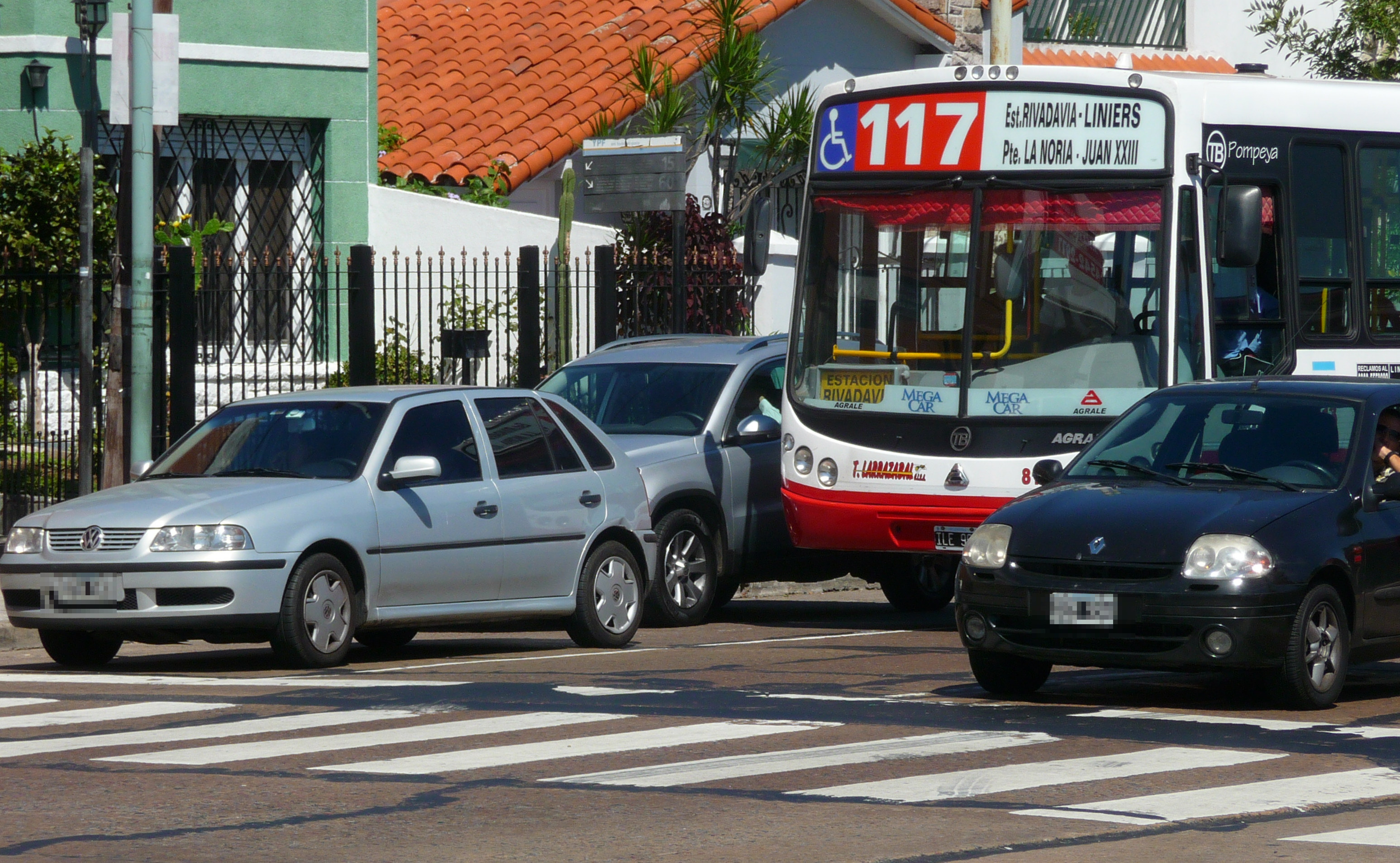 Archivo ilustrativo: colectivo urbano de la línea 117, con chasis Agrale, fotografiado en Buenos Aires en 2011. No pertenece a PAP ni representa los nuevos vehículos 4x4.