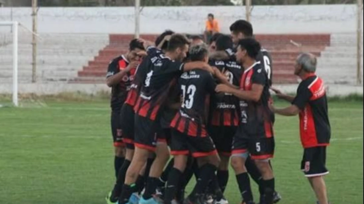 Fotografía horizontal de jugadores con camisetas negras y rojas celebrando en una cancha; no se afirma club, fecha ni identidad no comprobados.
