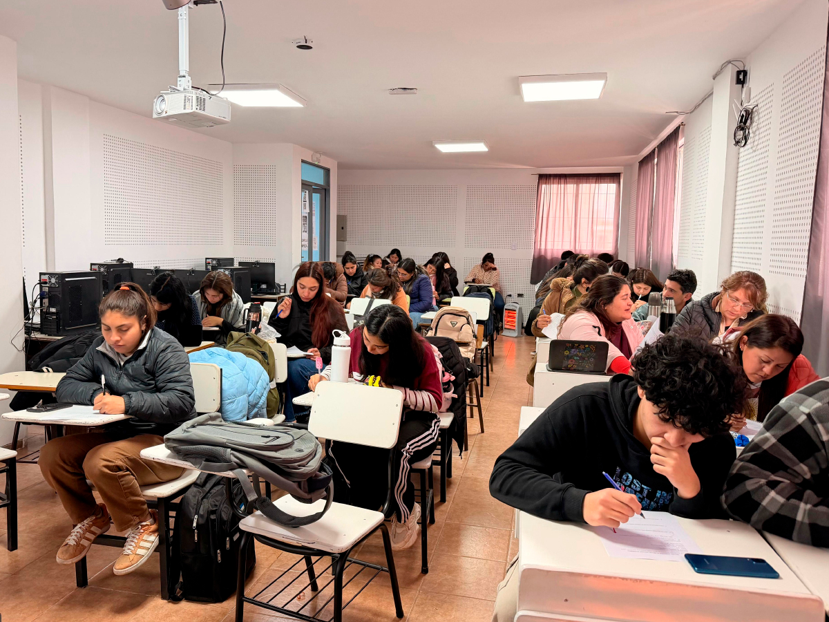 Actividad grupal en un aula, en la fotografía difundida por la UNSJ junto con la información sobre acompañamiento académico del 7 de octubre de 2026. La fuente no precisa la fecha ni la sede de la toma.