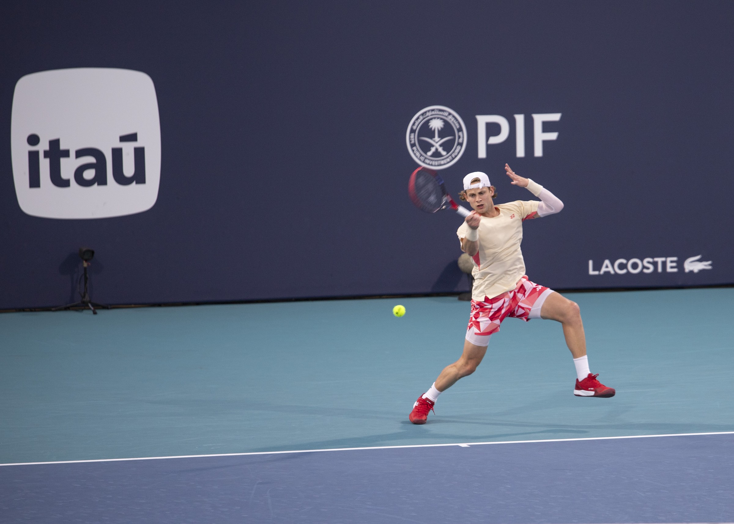 Zizou Bergs ejecuta un golpe de derecha en el Miami Open del 24 de marzo de 2025. Fotografía de archivo; no corresponde al partido de Shanghái.