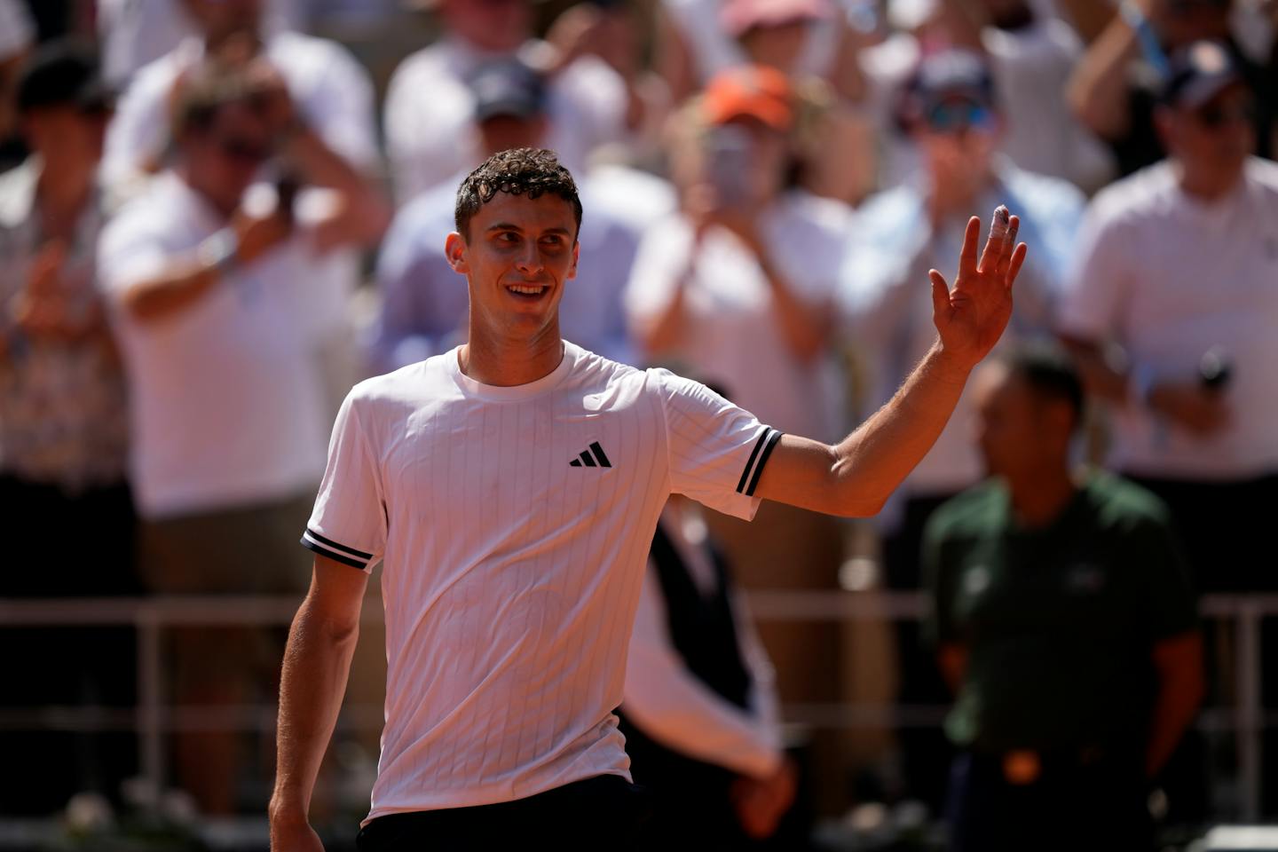 Archivo: Juan Manuel Cerúndolo saluda en Roland Garros el 28 de mayo de 2026, después de su partido de segunda ronda. La imagen no corresponde a Basilea.