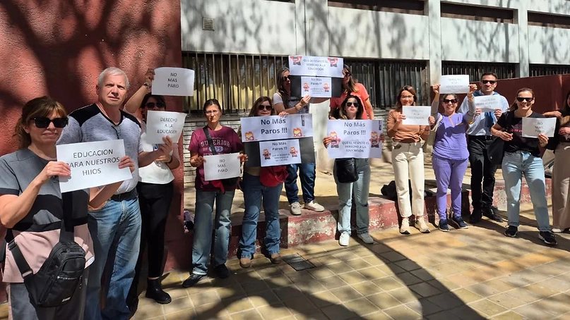 Familias exhiben carteles durante el reclamo por clases preuniversitarias