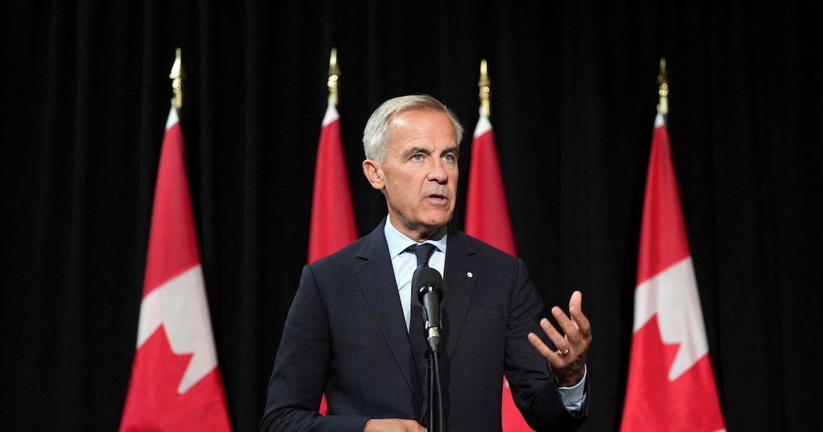 Mark Carney responde preguntas durante una conferencia de prensa en Alberta.