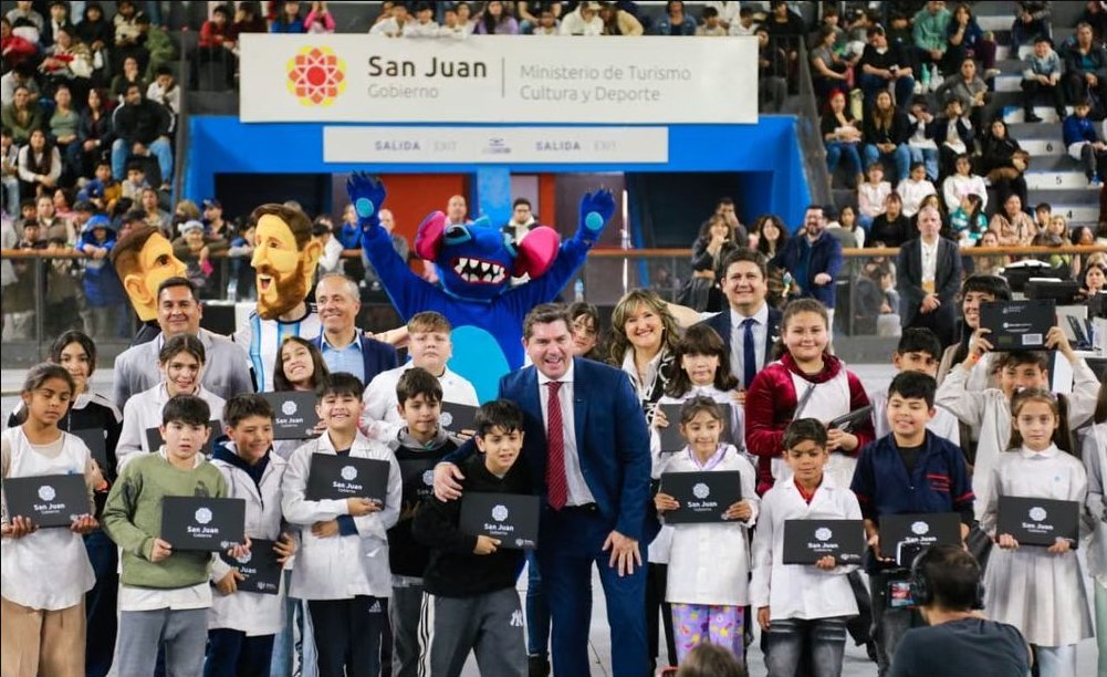 Fotografía vinculada a: Orrego entregó unas 1.800 netbooks a estudiantes de quinto grado de Rawson.