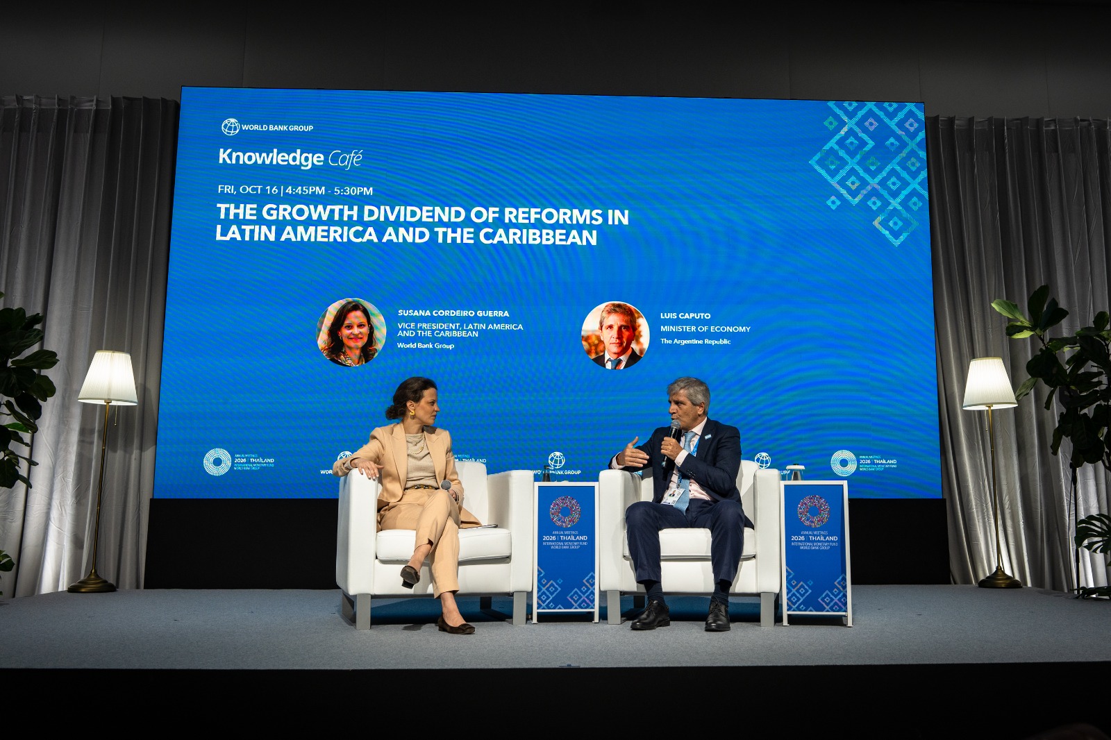 Luis Caputo conversa con Susana Cordeiro Guerra en el encuentro sobre reformas de América Latina y el Caribe del 16 de octubre de 2026.