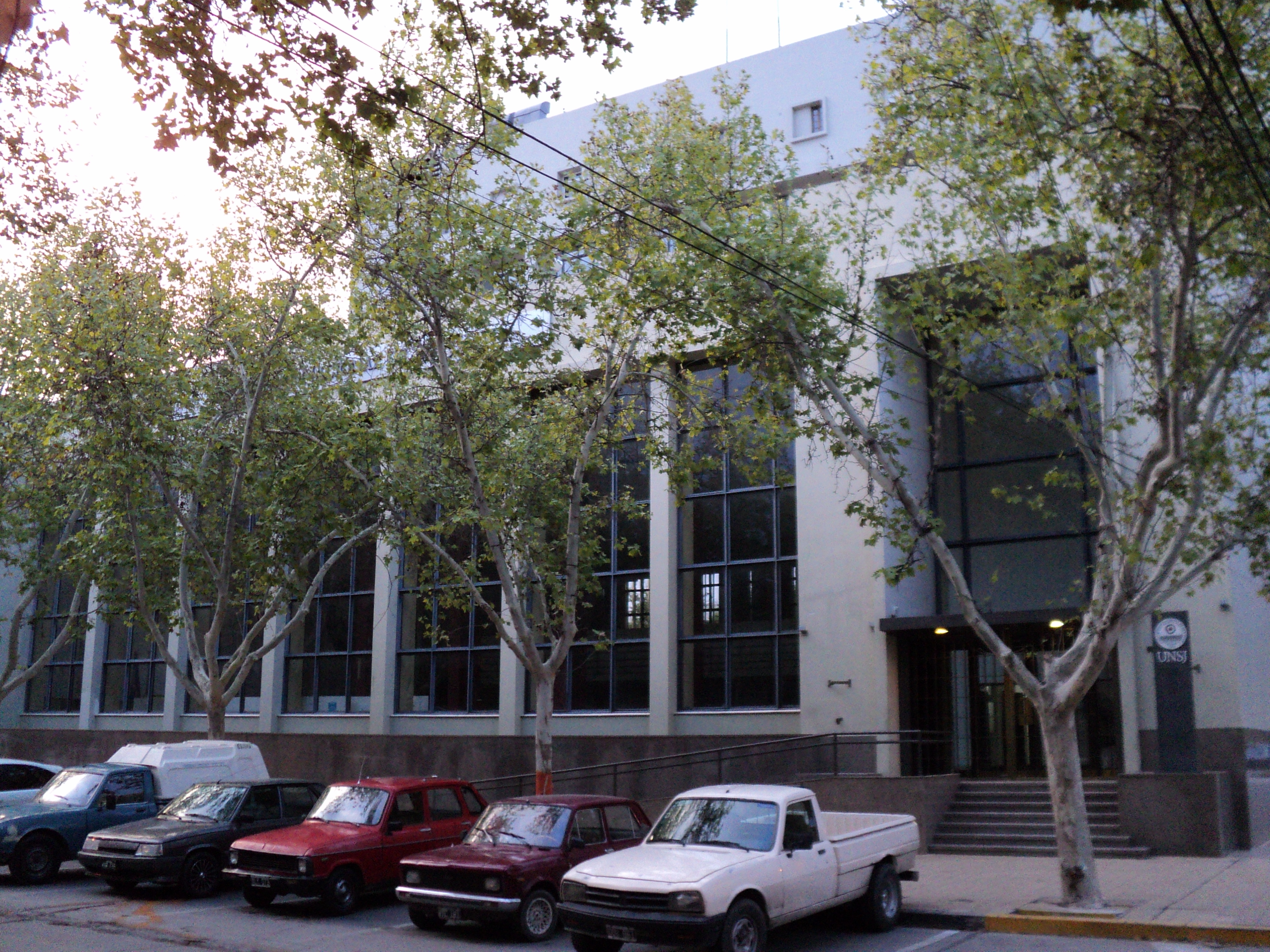 Edificio del Rectorado de la Universidad Nacional de San Juan, lugar de recepción de las inscripciones. Fotografía tomada el 29 de mayo de 2010; no corresponde a la convocatoria de 2026.