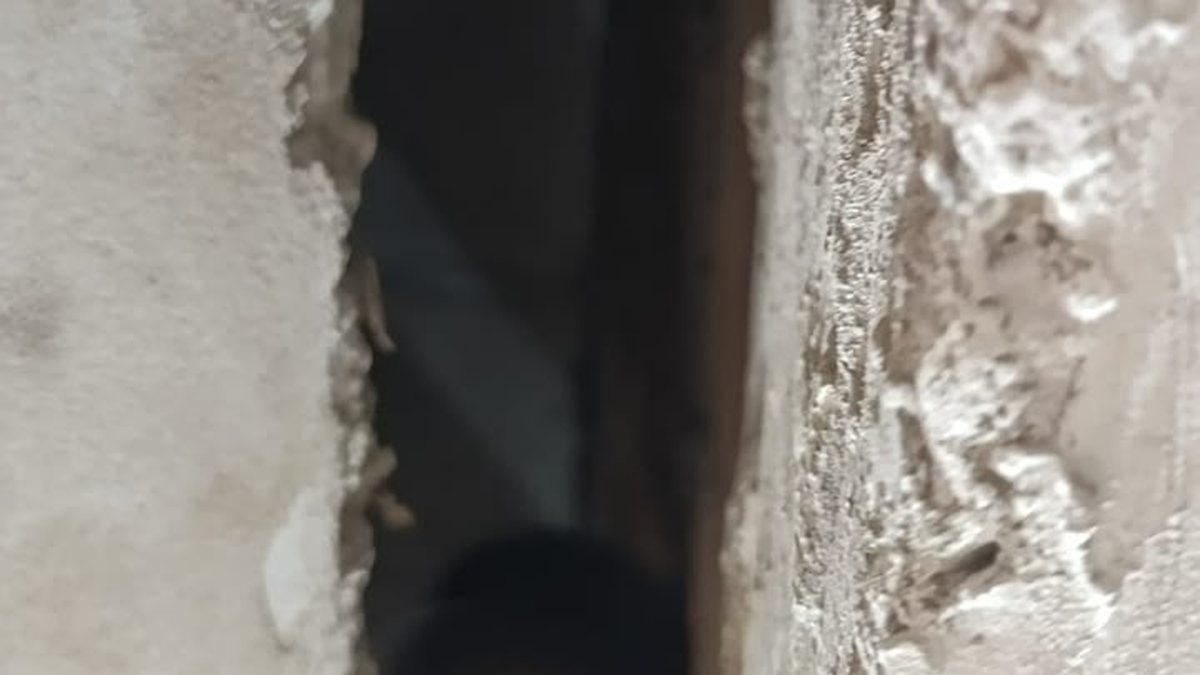 Estructura de la parrilla en la que un niño quedó atrapado en Santa Lucía.