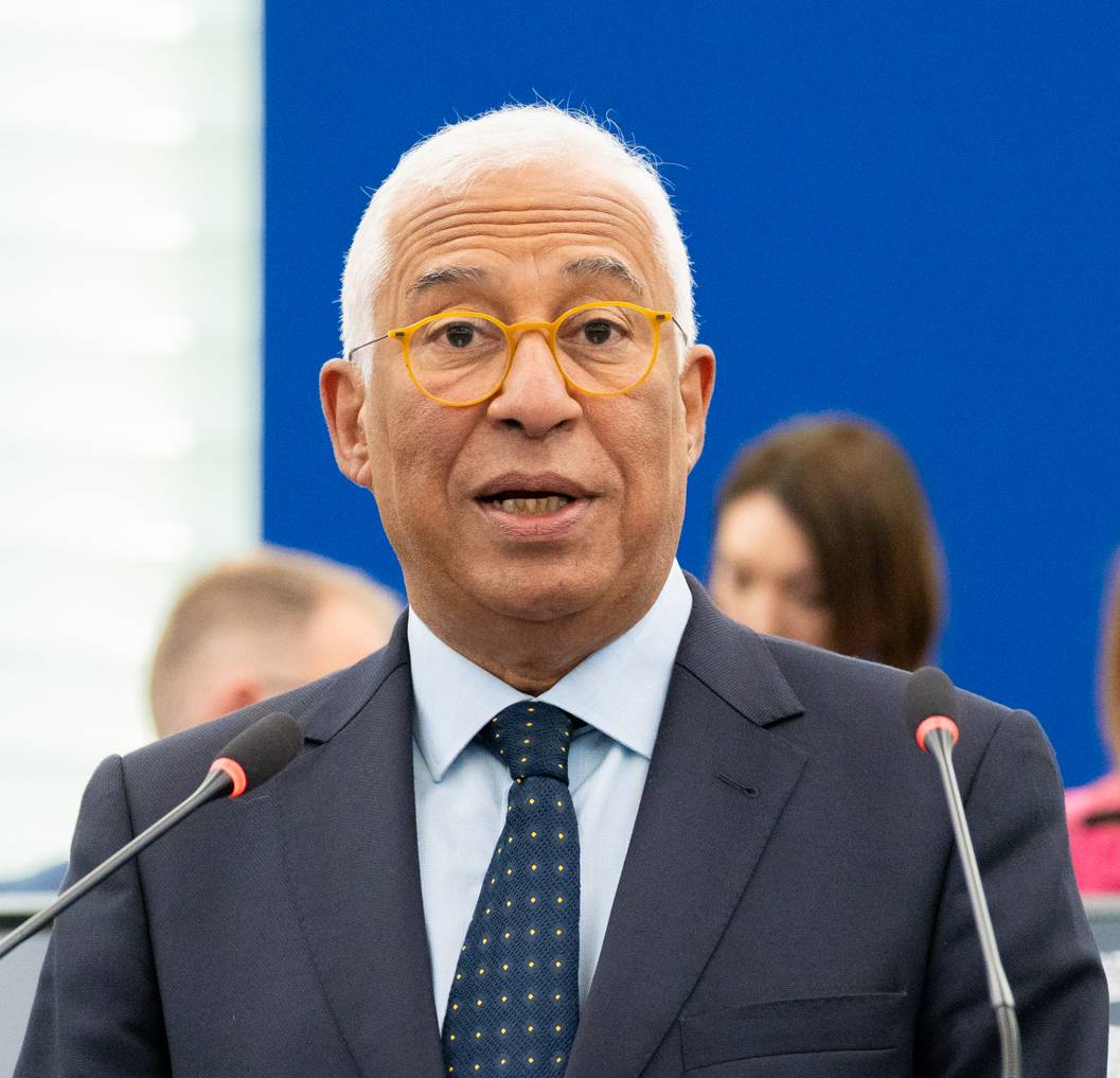 Archivo del 1 de abril de 2025: António Costa ante micrófonos en el Parlamento Europeo. No corresponde a la cumbre de octubre de 2026.