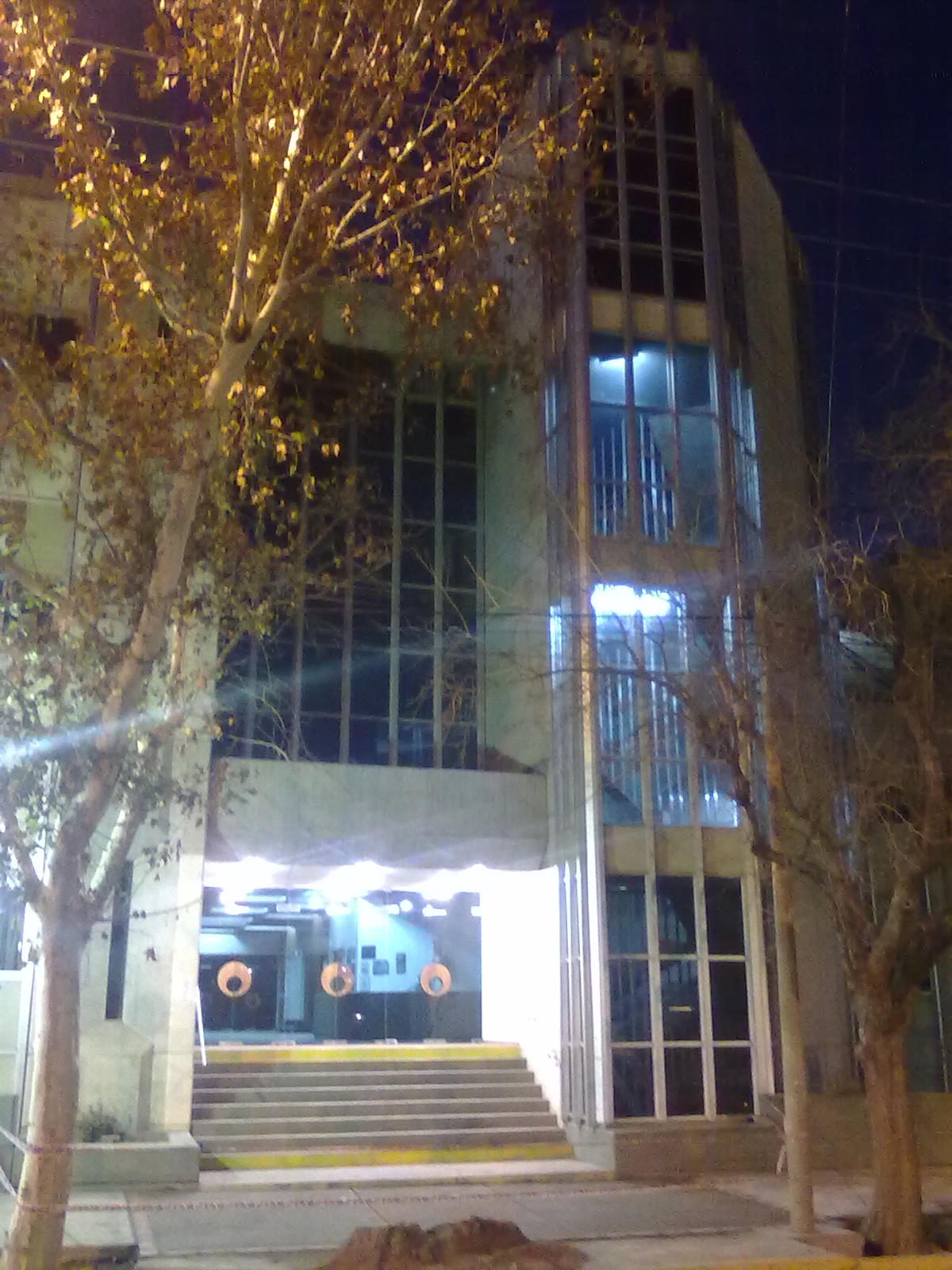 Acceso del edificio principal de la Facultad de Ingeniería de la UNSJ en avenida Libertador, fotografiado el 20 de julio de 2011. La cumbre anunciada tendrá lugar en el Anexo de la Legislatura.