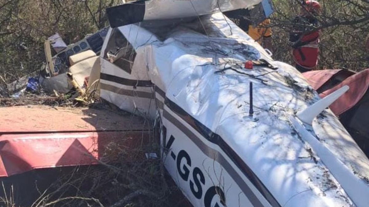 Restos de la avioneta que cayó en la zona sur de la ciudad de Córdoba.