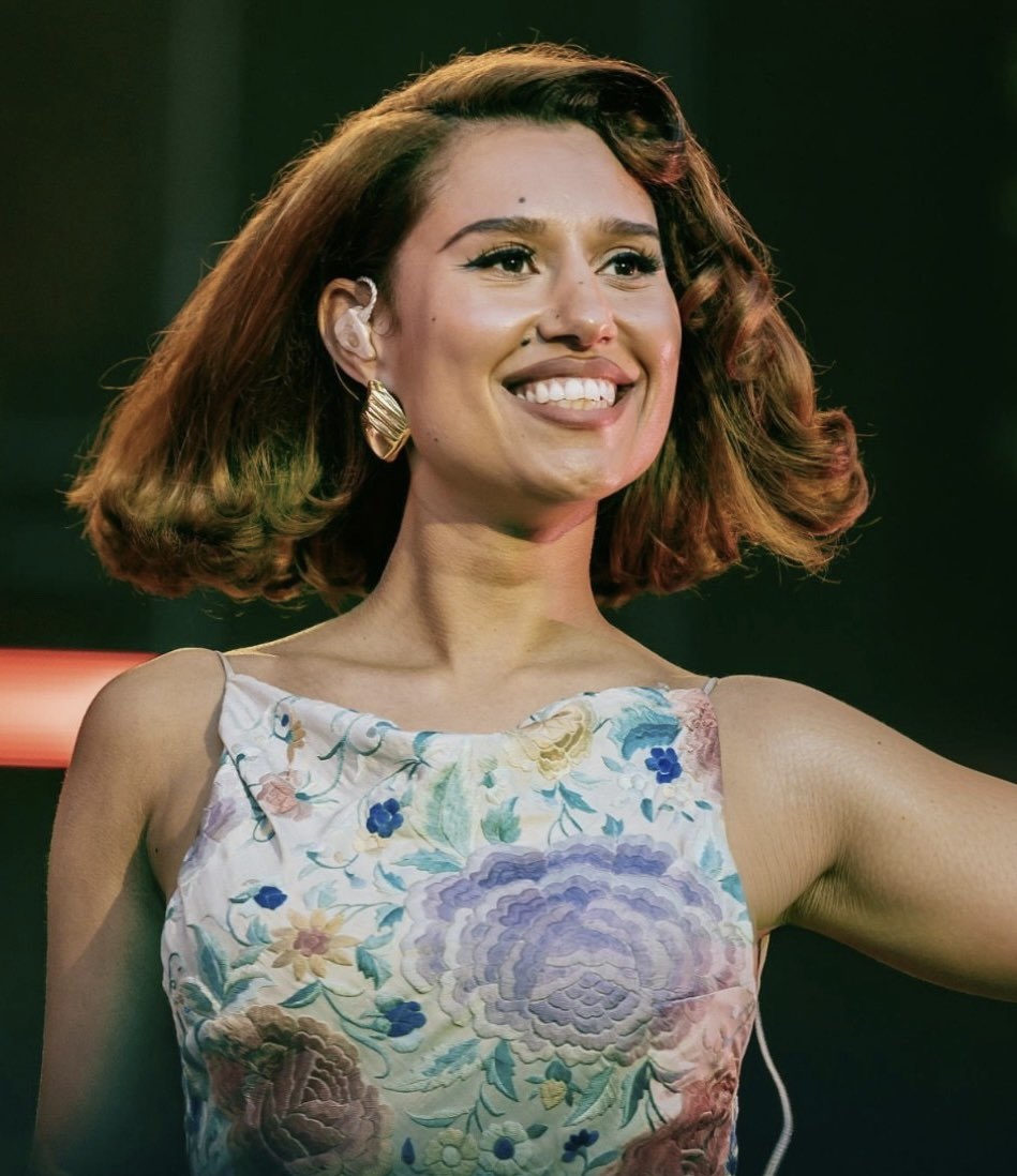 RAYE durante una actuación el 8 de julio de 2025. Archivo; no corresponde a la ceremonia del Mercury Prize 2026.