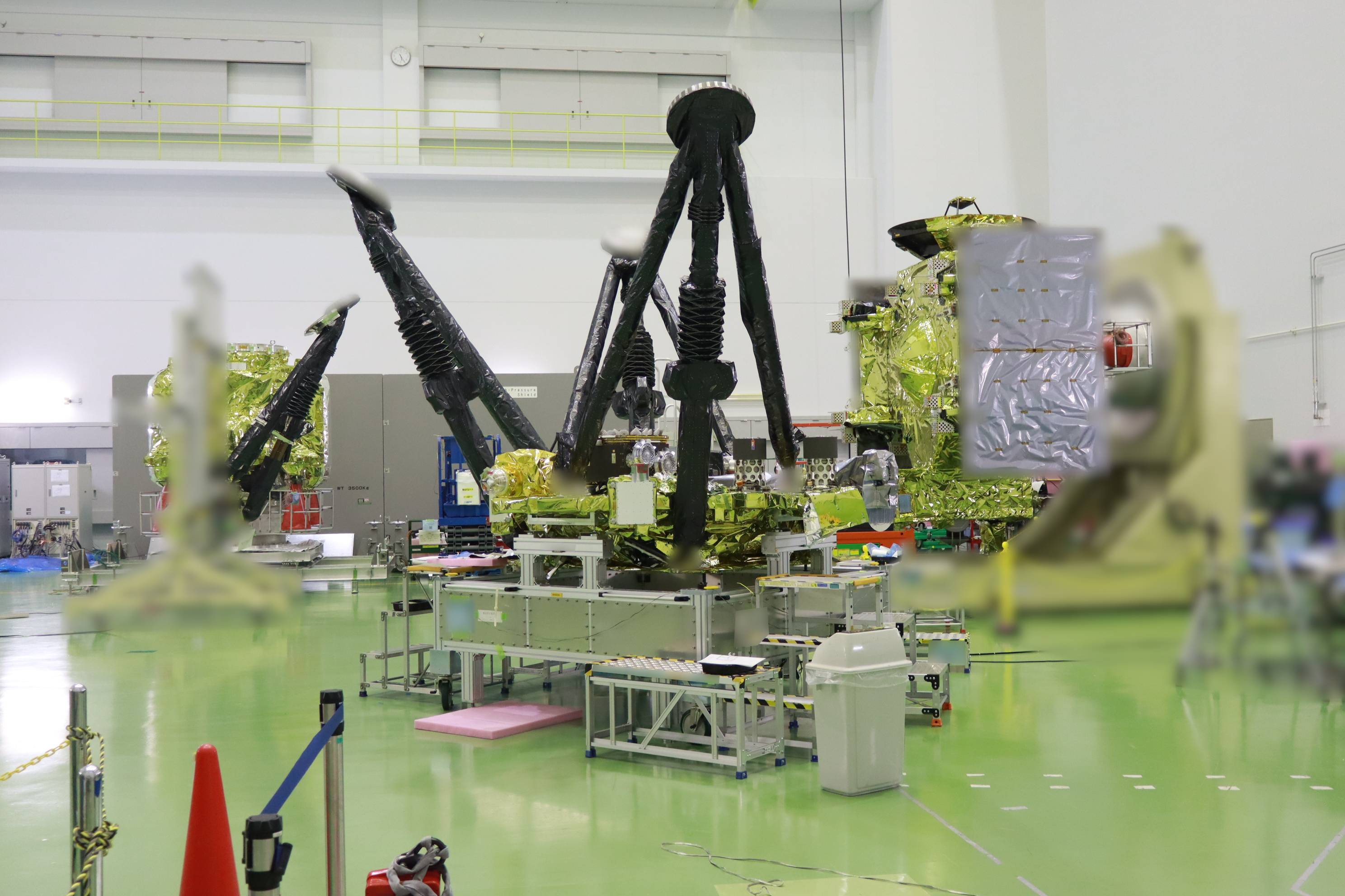 Módulo de exploración de MMX durante la instalación de sus patas de aterrizaje el 15 de abril de 2026. Fotografía de archivo de JAXA, no del lanzamiento.