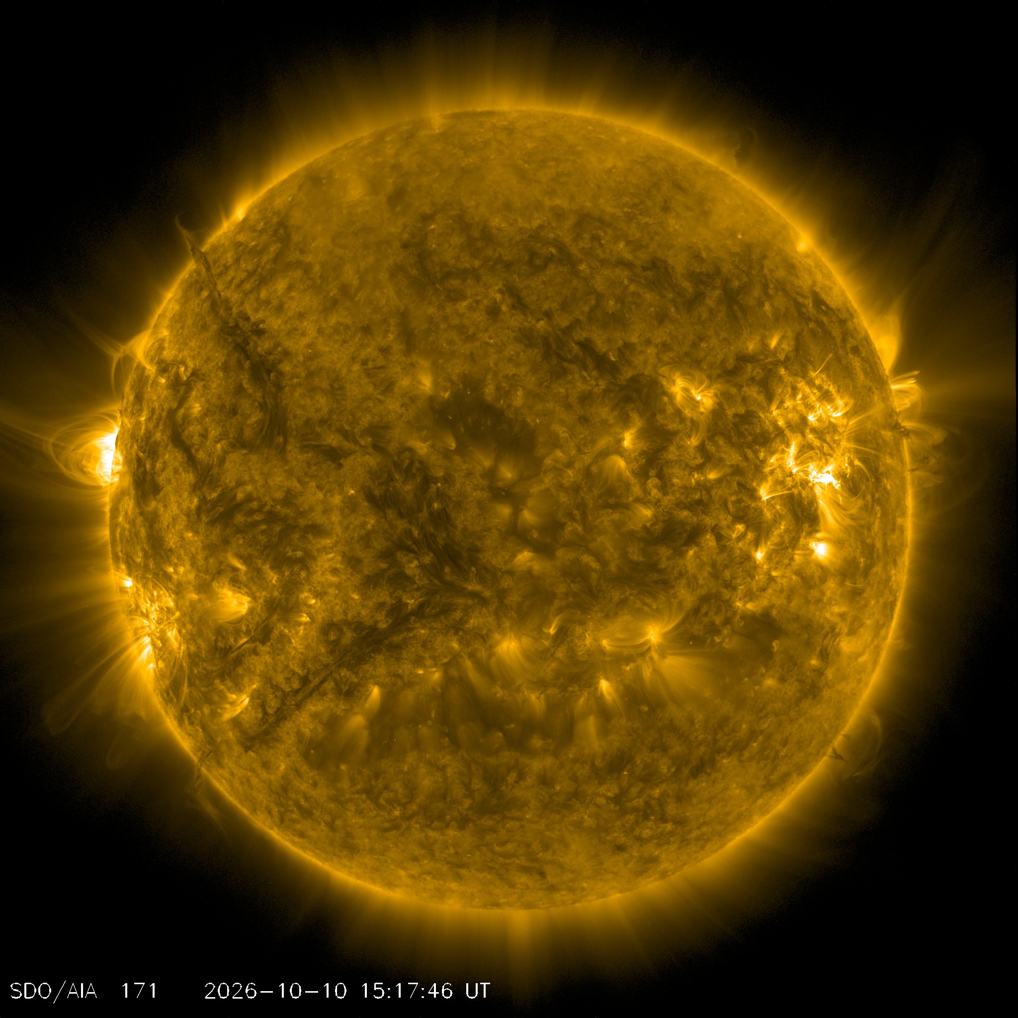 El disco solar observado en ultravioleta de 171 angstrom por el instrumento AIA del observatorio SDO el 10 de octubre de 2026 a las 15:17:46 UTC, con color asignado por el equipo científico.