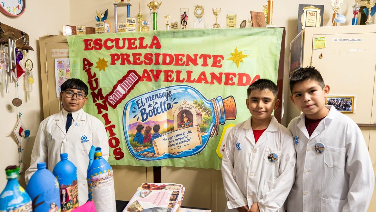 Estudiantes de la escuela Presidente Avellaneda con una presentación escolar.