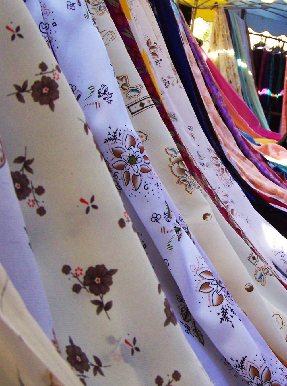 Telas estampadas fotografiadas por Virginie Couture el 14 de enero de 2007. Imagen ilustrativa del diseño textil: no muestra el taller Tinta Urbana ni su sede en Chimbas.